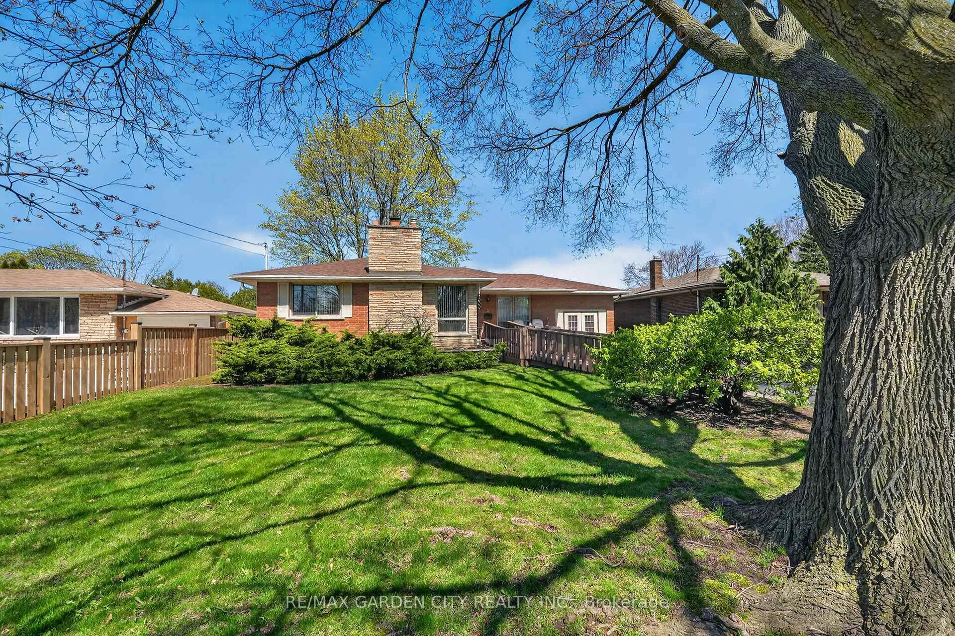 Photo 2 of 5 Lockview Crescent, St. Catharines, Bunting/Linwell — HOMEH