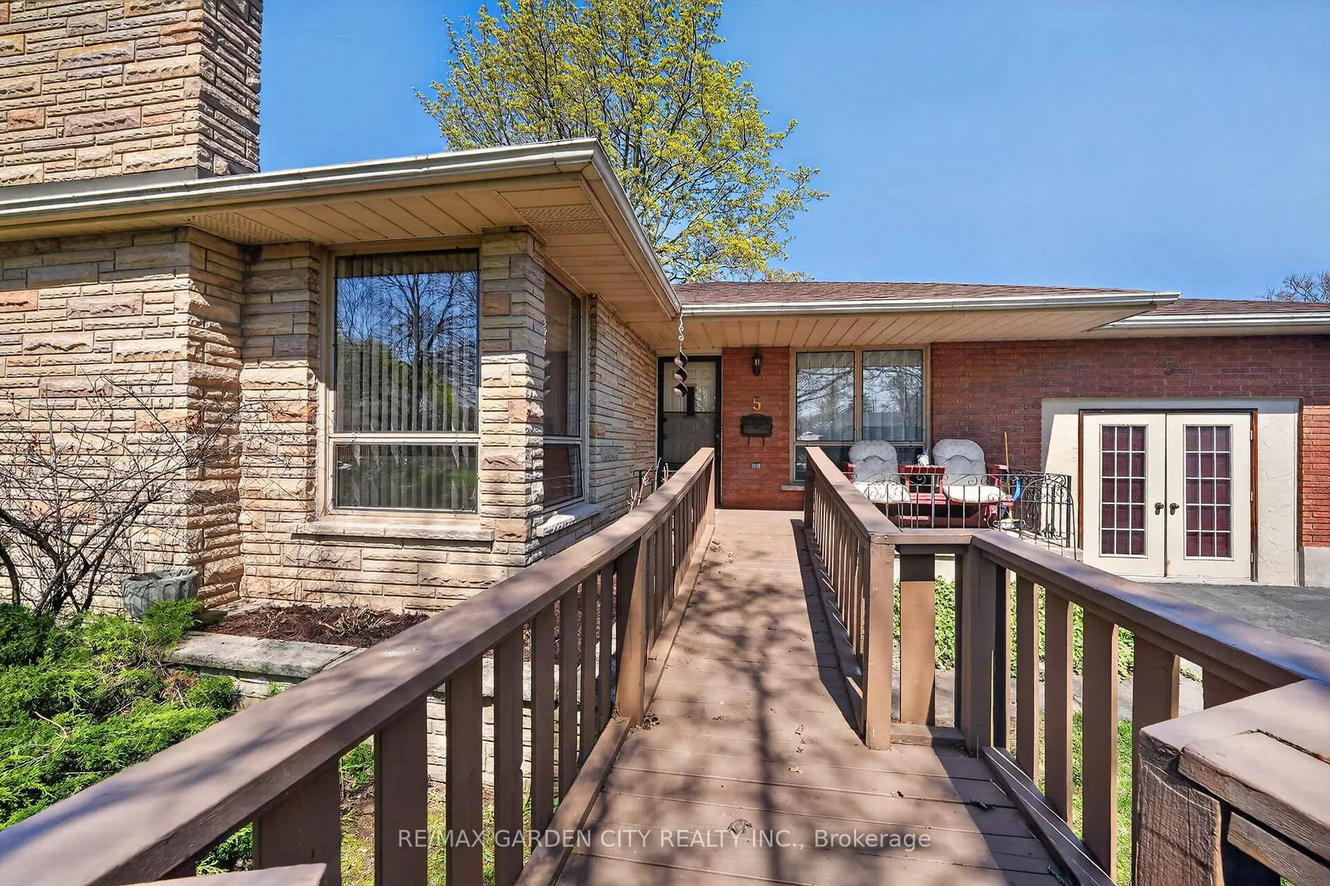 Photo 3 of 5 Lockview Crescent, St. Catharines, Bunting/Linwell — HOMEH