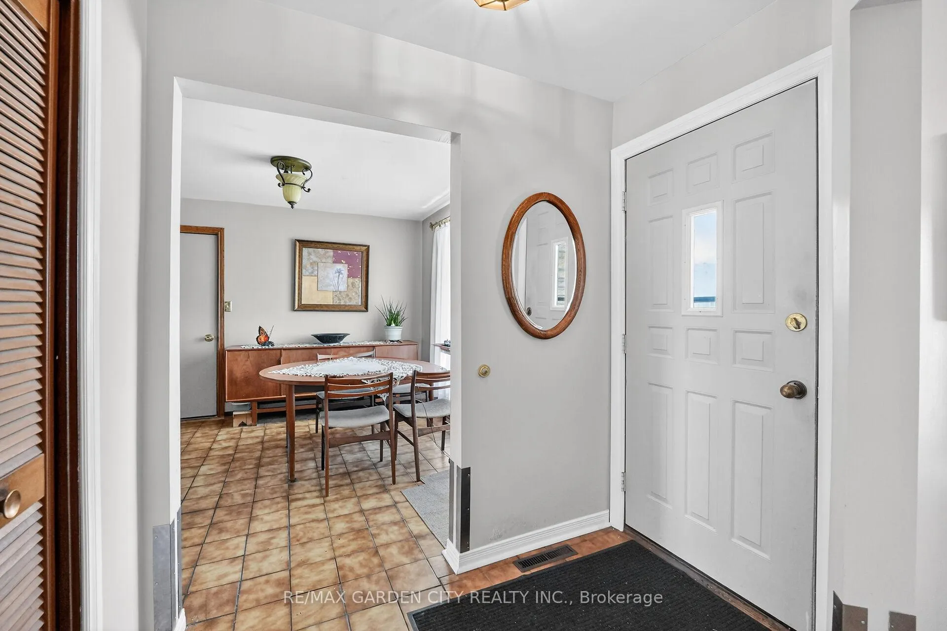 Photo 4 of 5 Lockview Crescent, St. Catharines, Bunting/Linwell — HOMEH