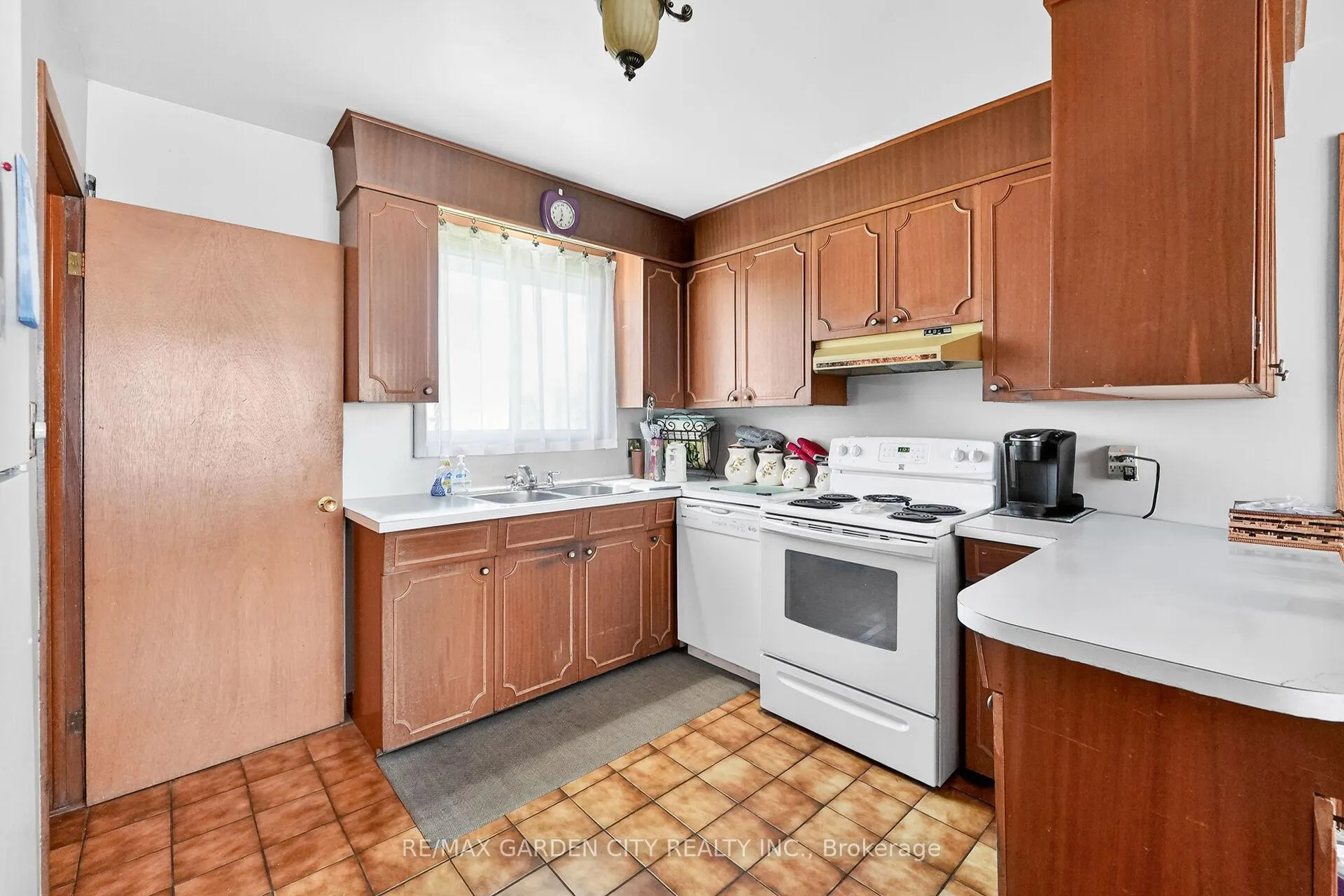 Photo 6 of 5 Lockview Crescent, St. Catharines, Bunting/Linwell — HOMEH