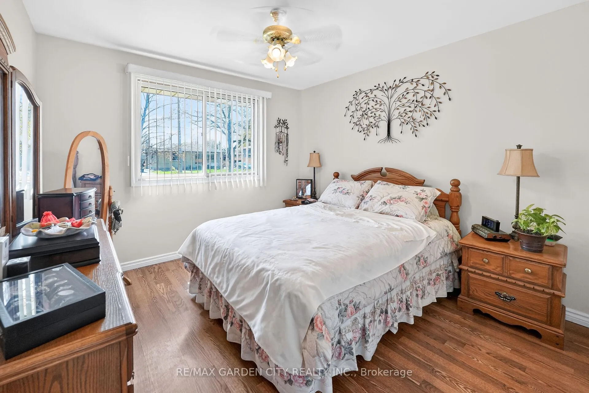 Photo 8 of 5 Lockview Crescent, St. Catharines, Bunting/Linwell — HOMEH
