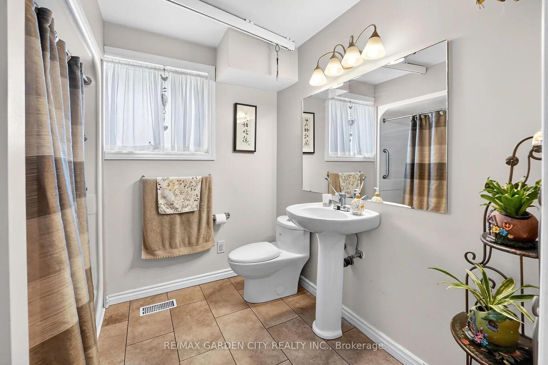 Photo 11 of 5 Lockview Crescent, St. Catharines, Bunting/Linwell — HOMEH