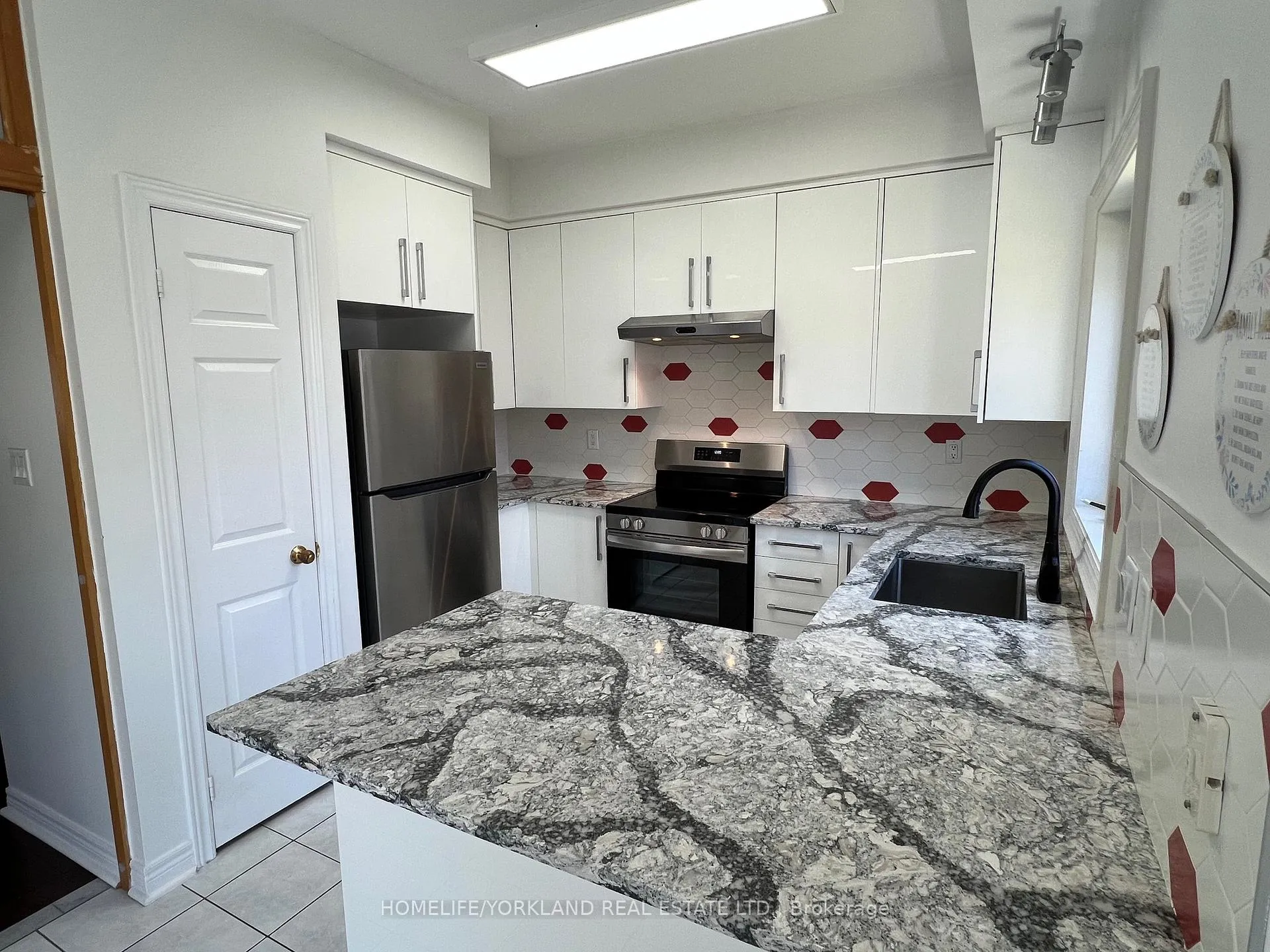 Photo 11 of 11 Westchester Crescent, Markham, Berczy — HOMEH