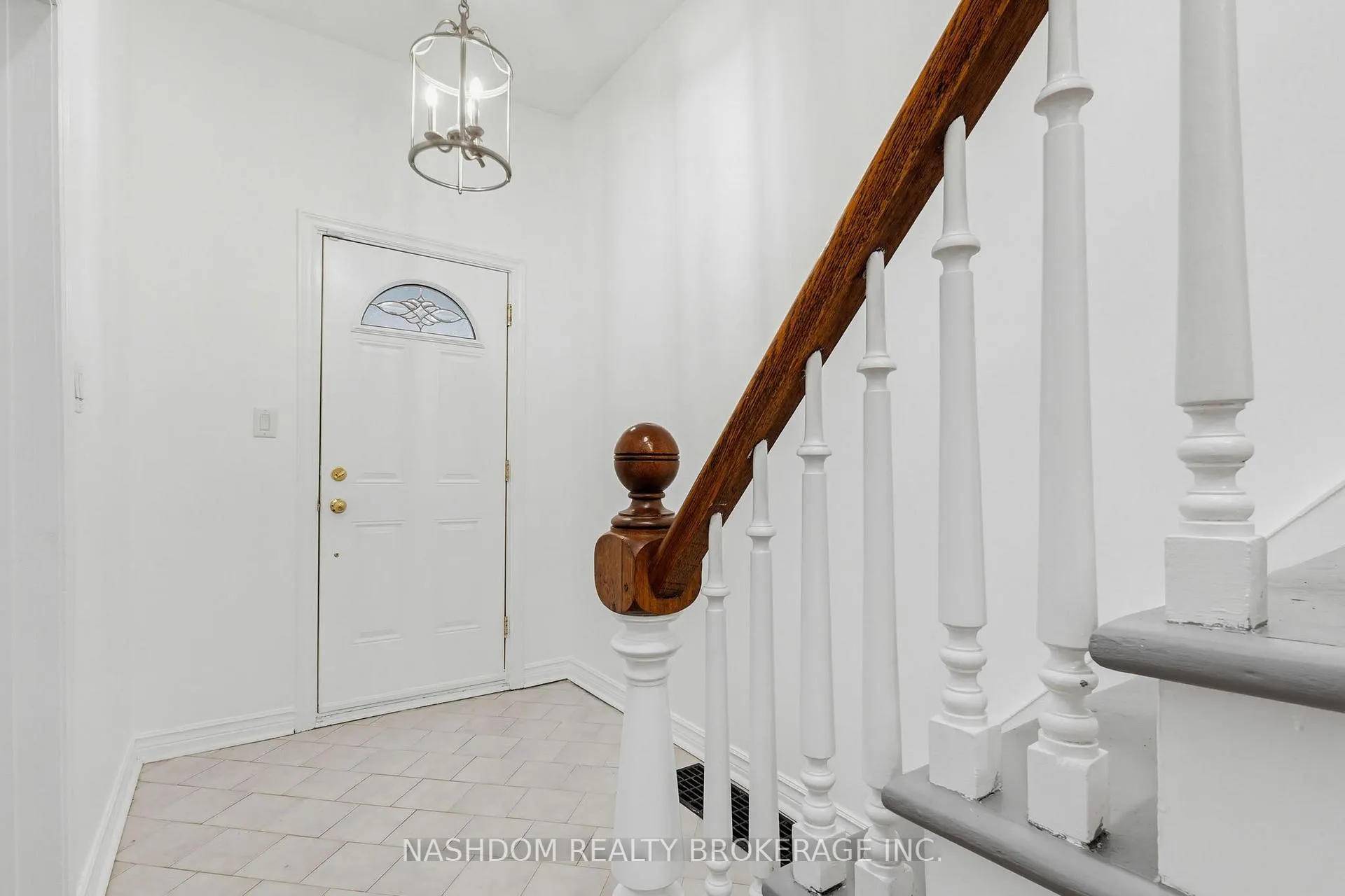 Photo 4 of 42 Erie Avenue, Hamilton, Stinson — HOMEH