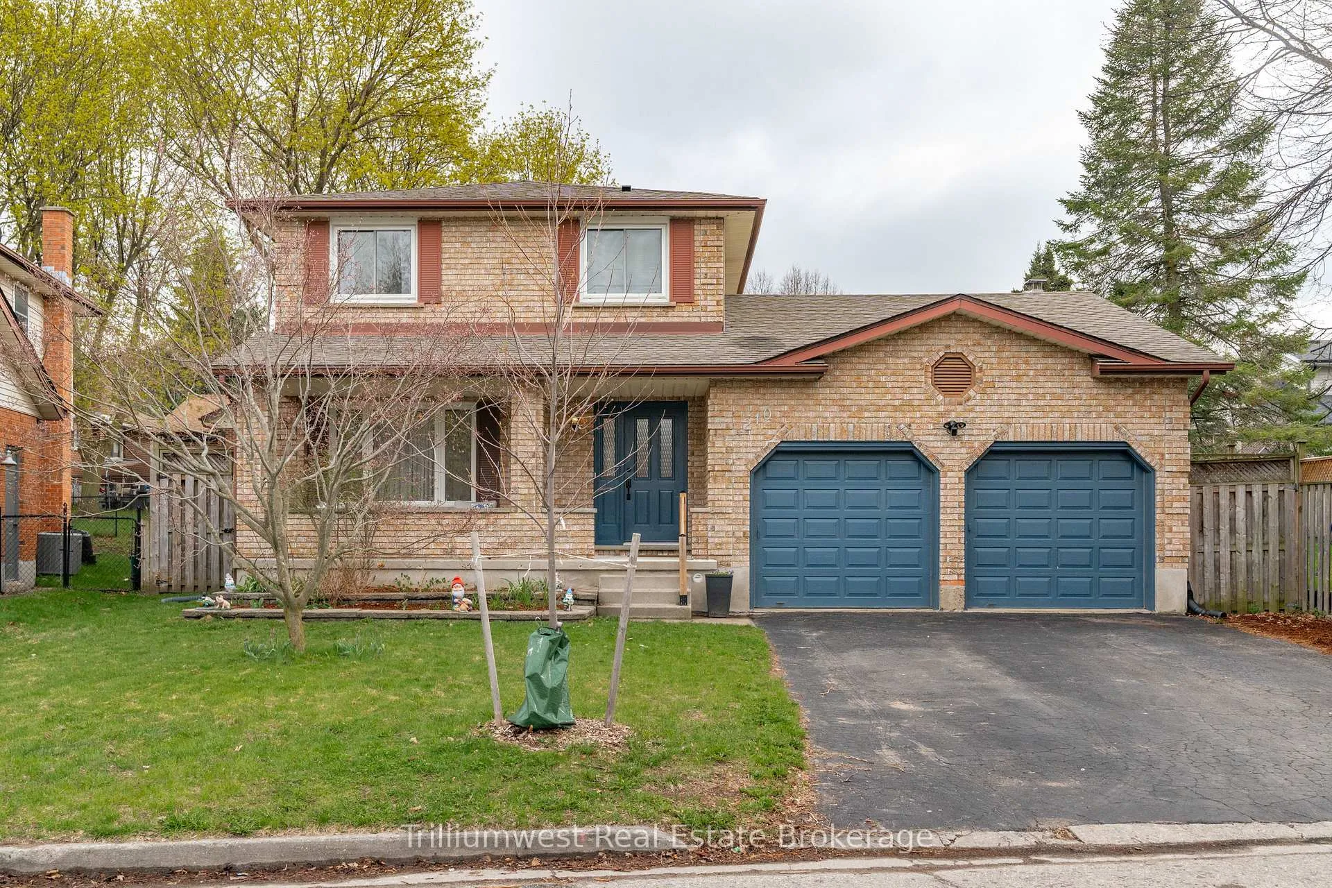 Photo 1 of 210 Old Country Place, Kitchener — HOMEH