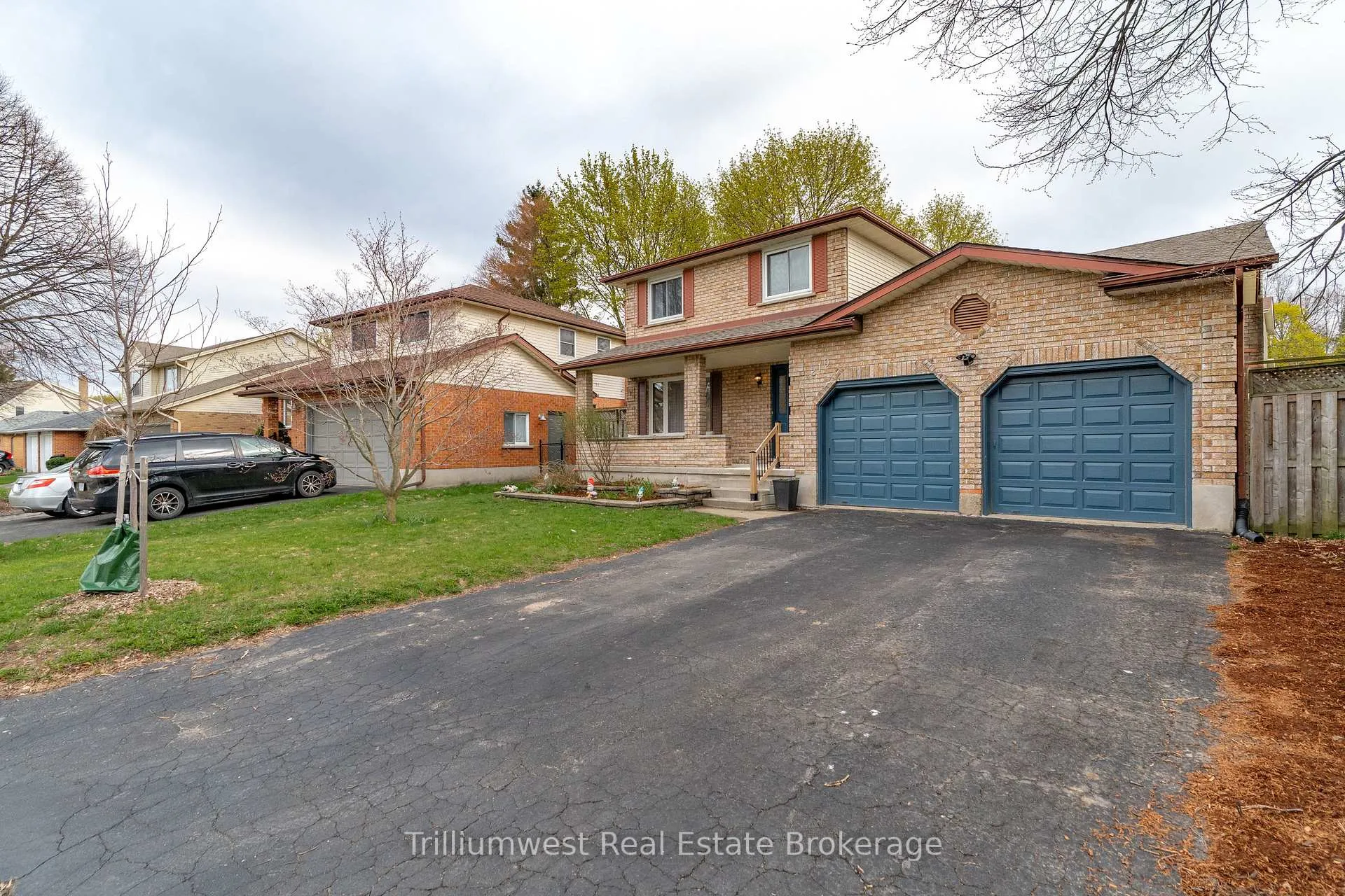 Photo 2 of 210 Old Country Place, Kitchener — HOMEH