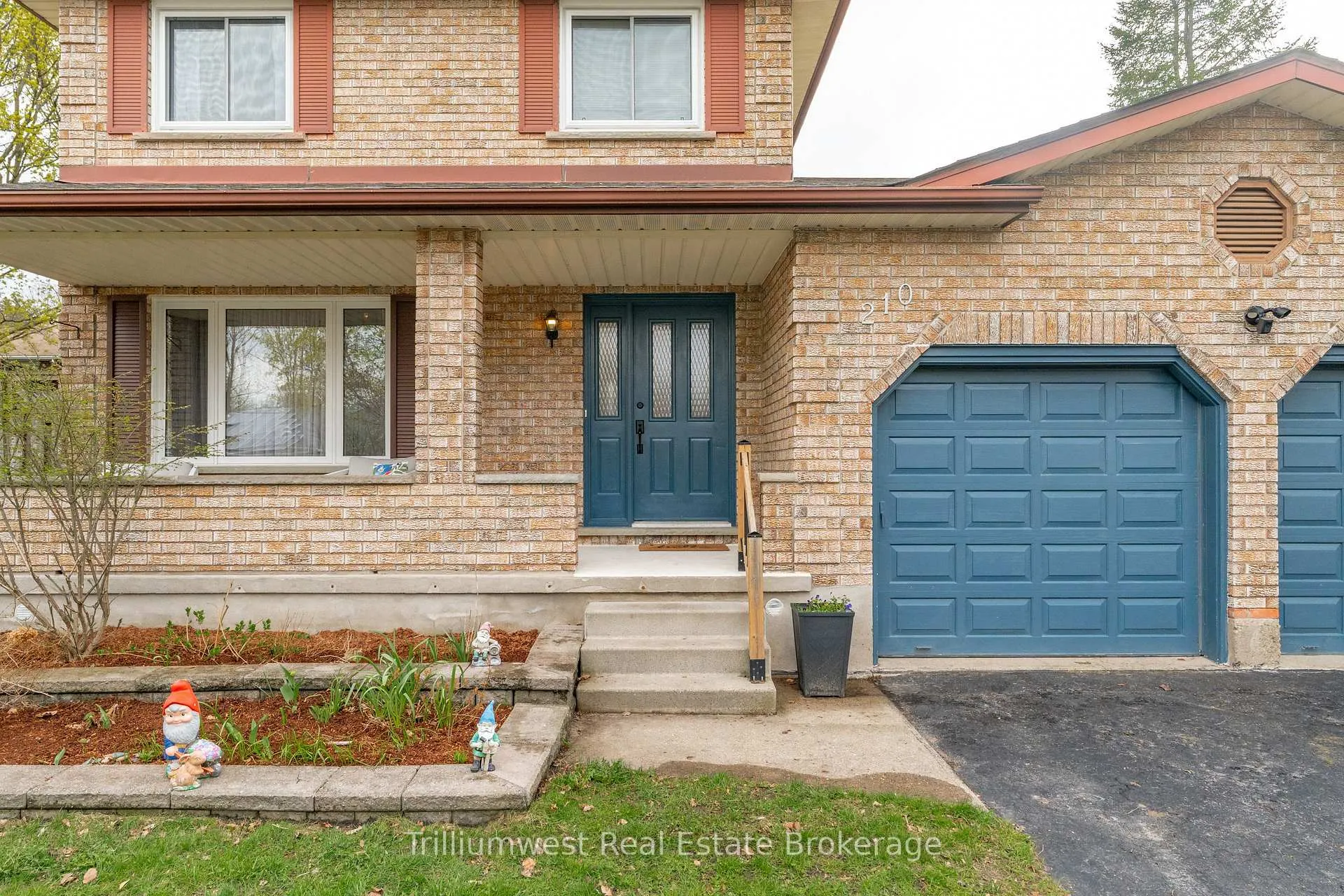 Photo 3 of 210 Old Country Place, Kitchener — HOMEH
