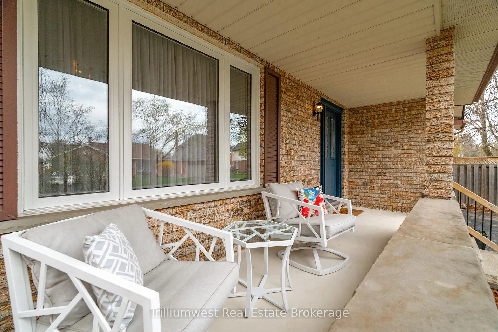 Photo 5 of 210 Old Country Place, Kitchener — HOMEH