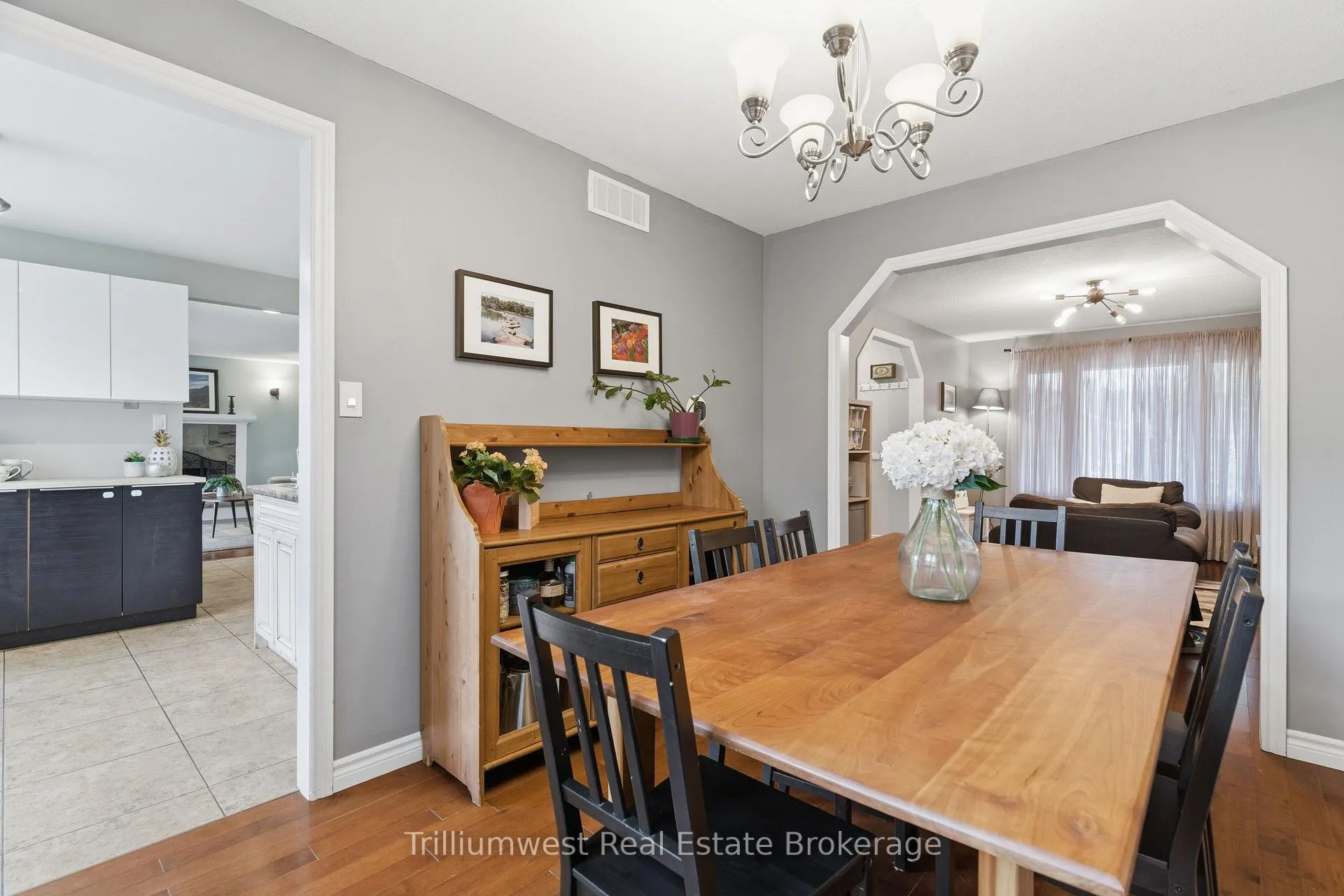 Photo 9 of 210 Old Country Place, Kitchener — HOMEH