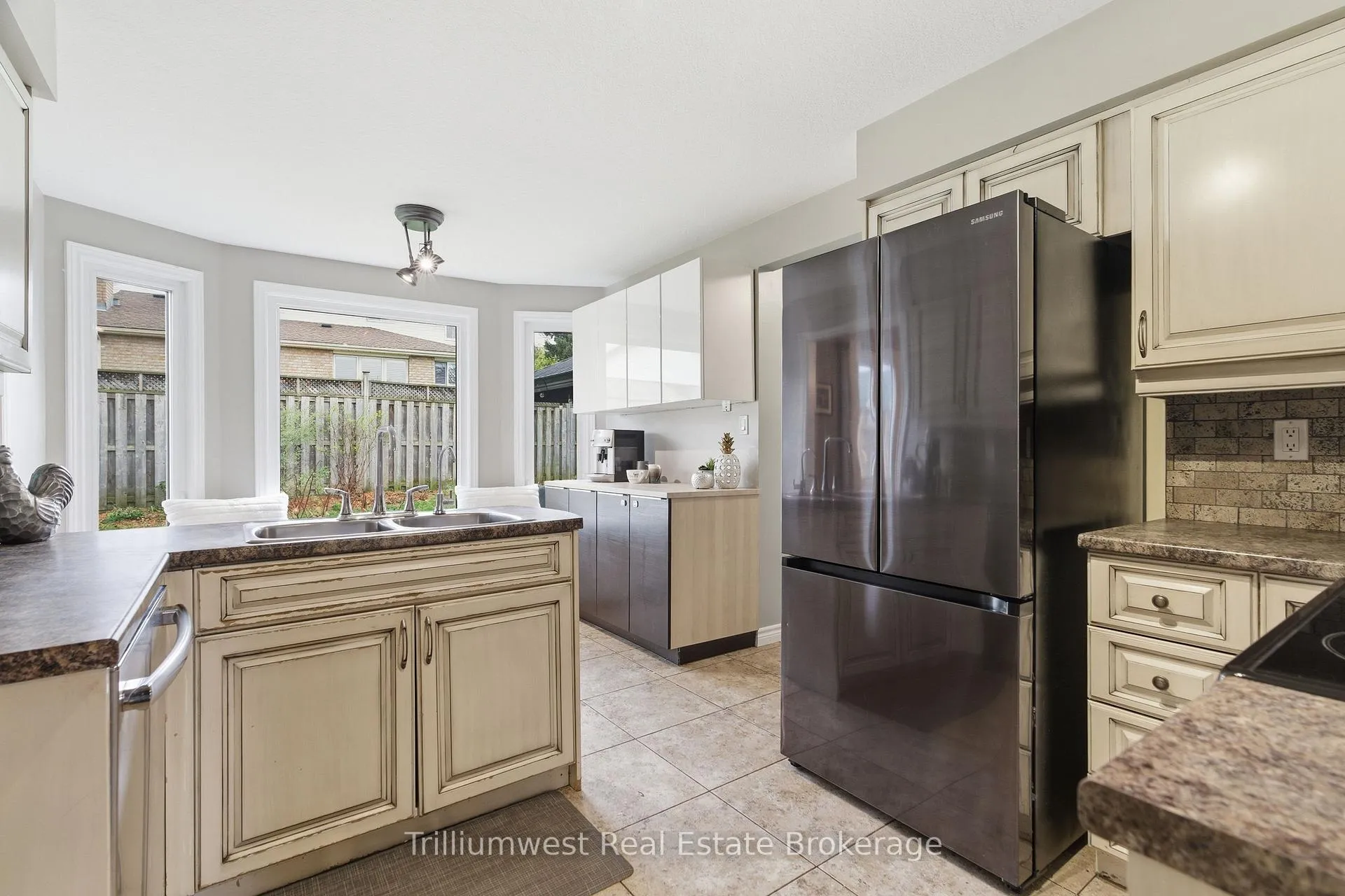 Photo 10 of 210 Old Country Place, Kitchener — HOMEH