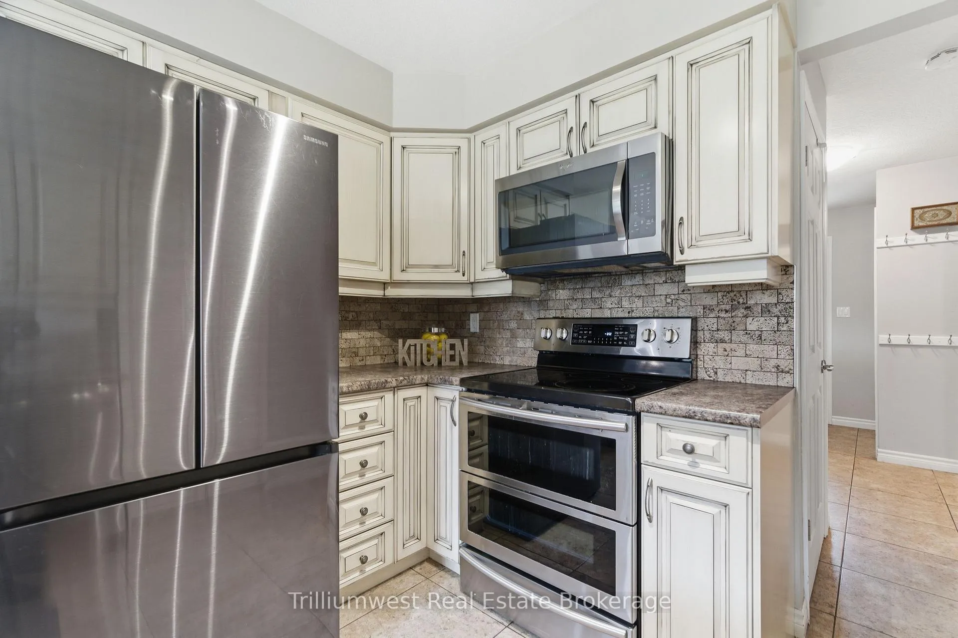 Photo 11 of 210 Old Country Place, Kitchener — HOMEH