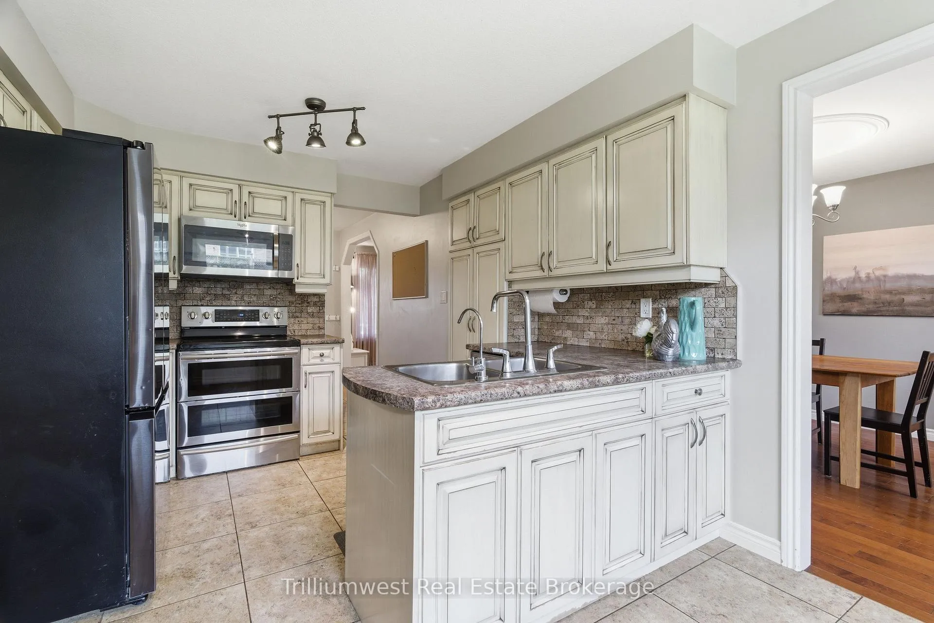 Photo 12 of 210 Old Country Place, Kitchener — HOMEH