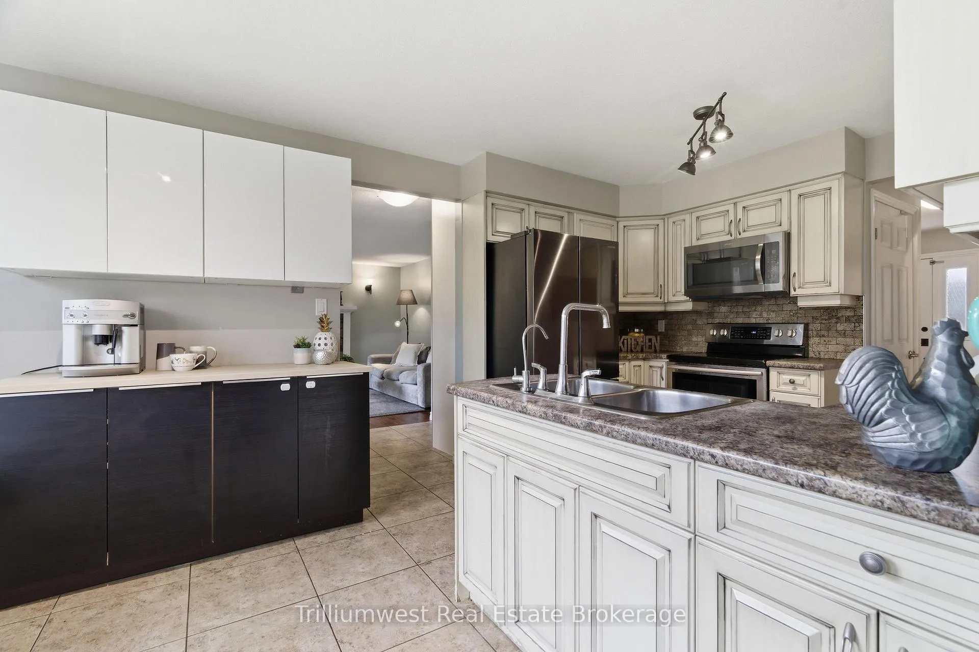Photo 14 of 210 Old Country Place, Kitchener — HOMEH