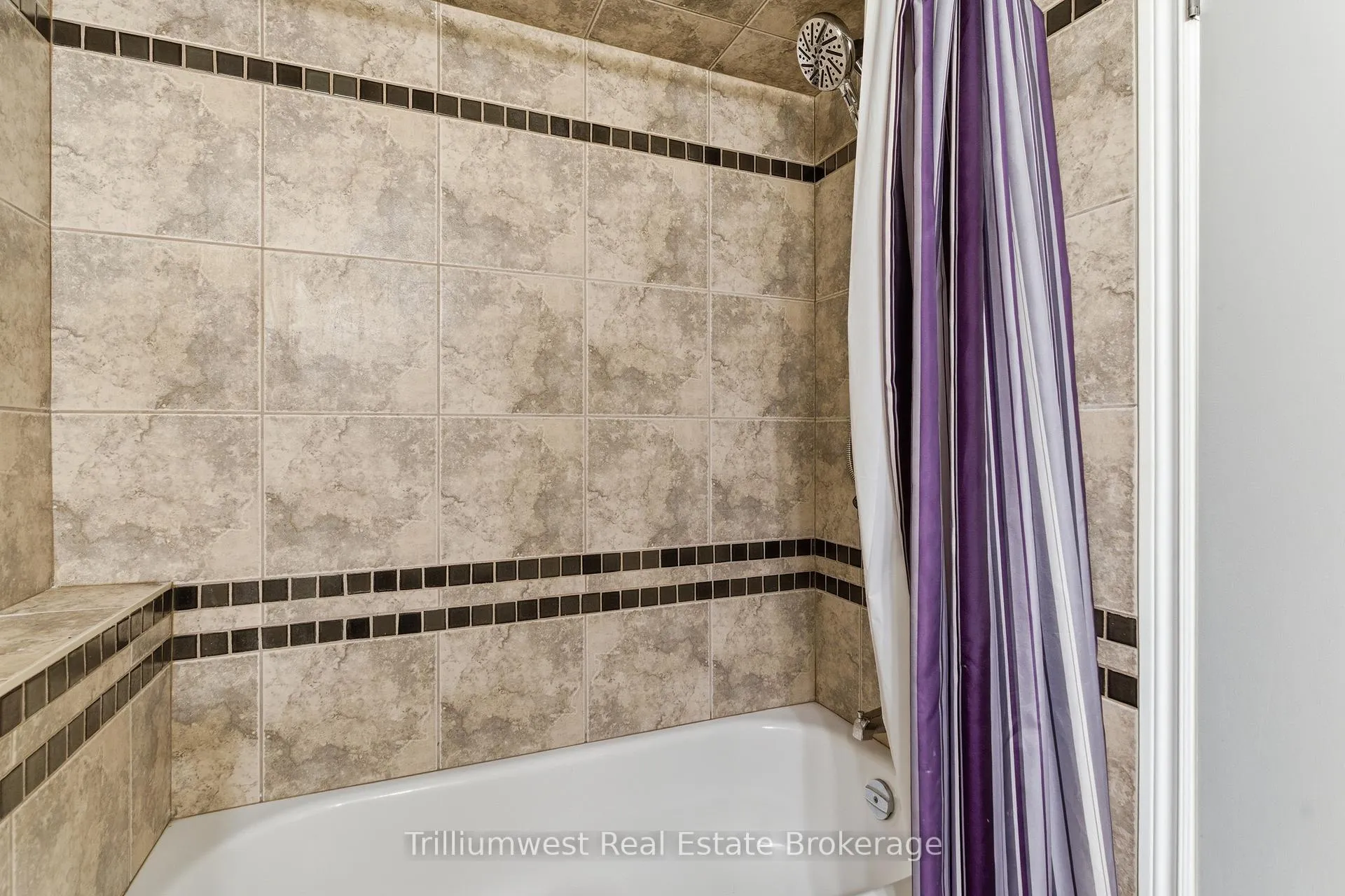 Photo 33 of 210 Old Country Place, Kitchener — HOMEH