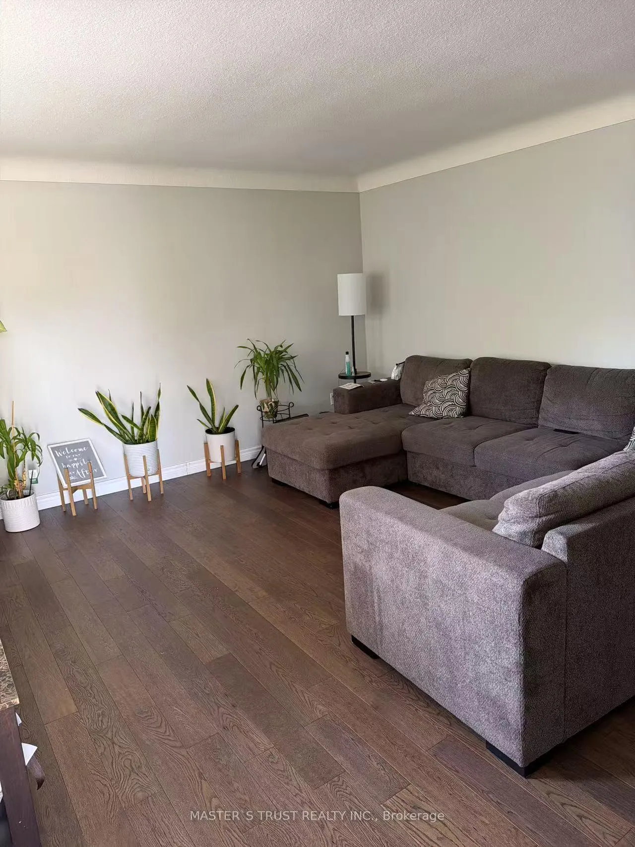 Photo 3 of 32 Gale Crescent, St. Catharines, E. Chester — HOMEH