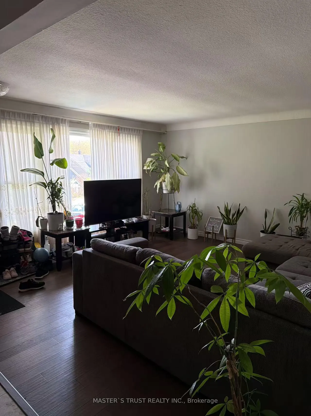 Photo 4 of 32 Gale Crescent, St. Catharines, E. Chester — HOMEH