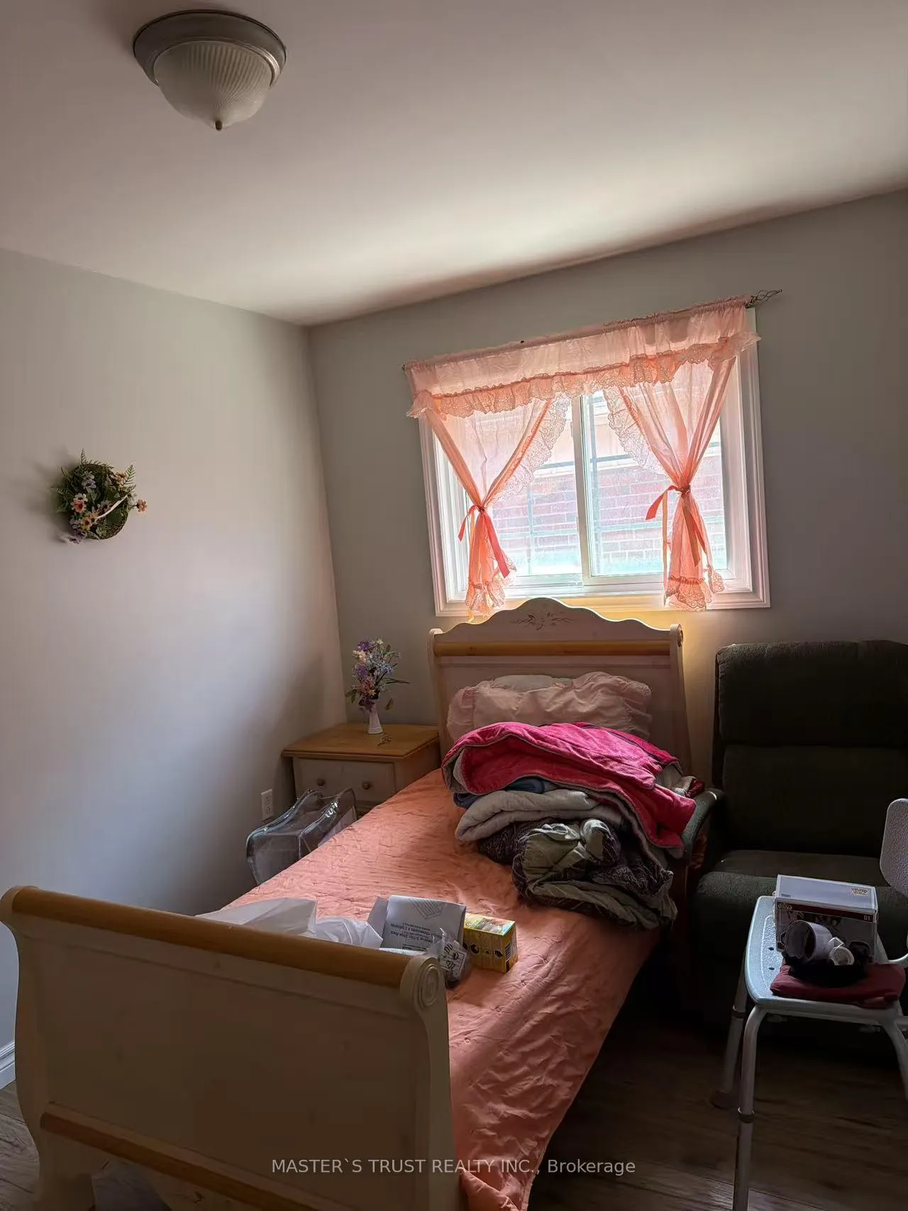 Photo 13 of 32 Gale Crescent, St. Catharines, E. Chester — HOMEH