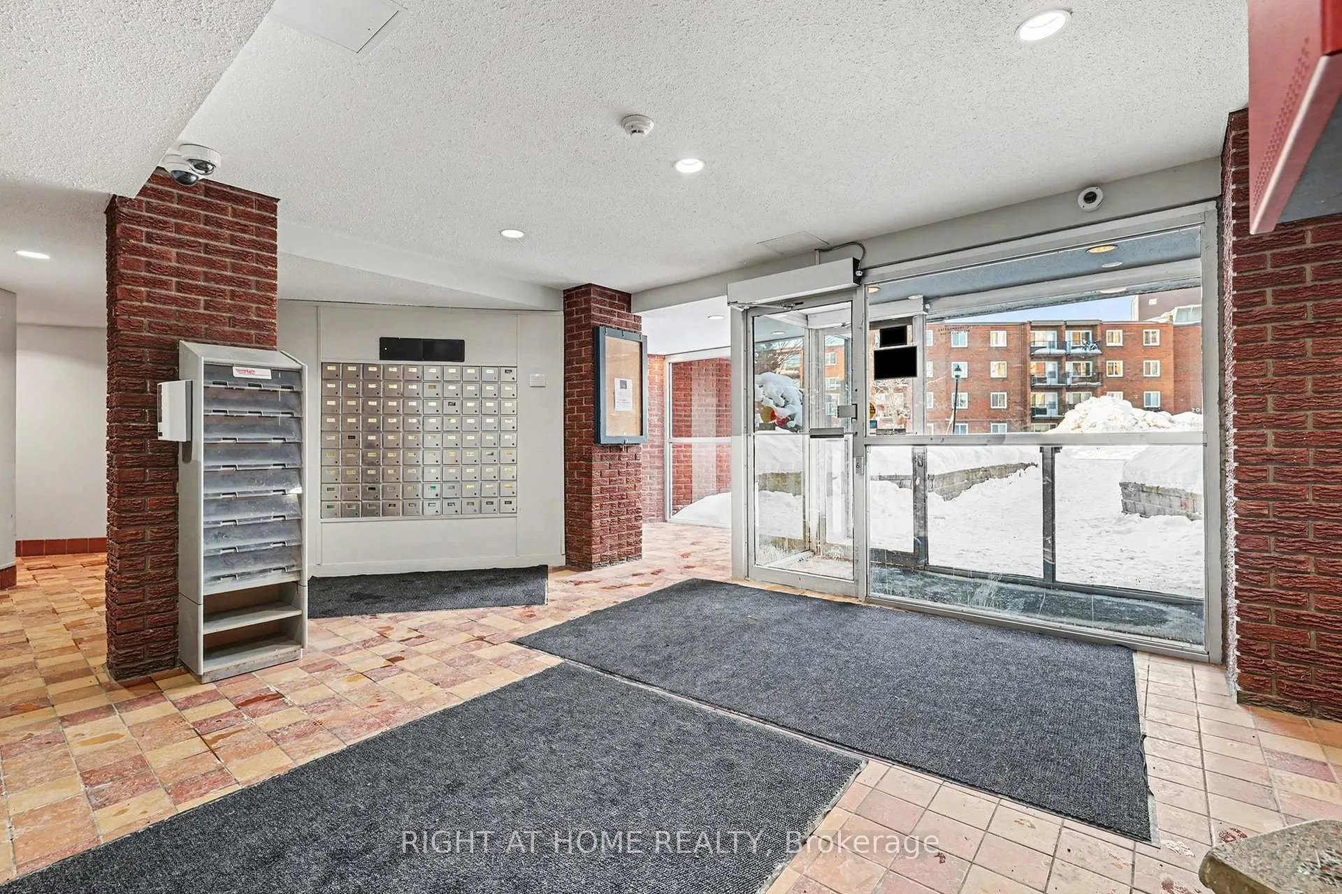 Photo 3 of Unit 305B, 2044 Arrowsmith Drive, Ottawa, Beacon Hill South — HOMEH