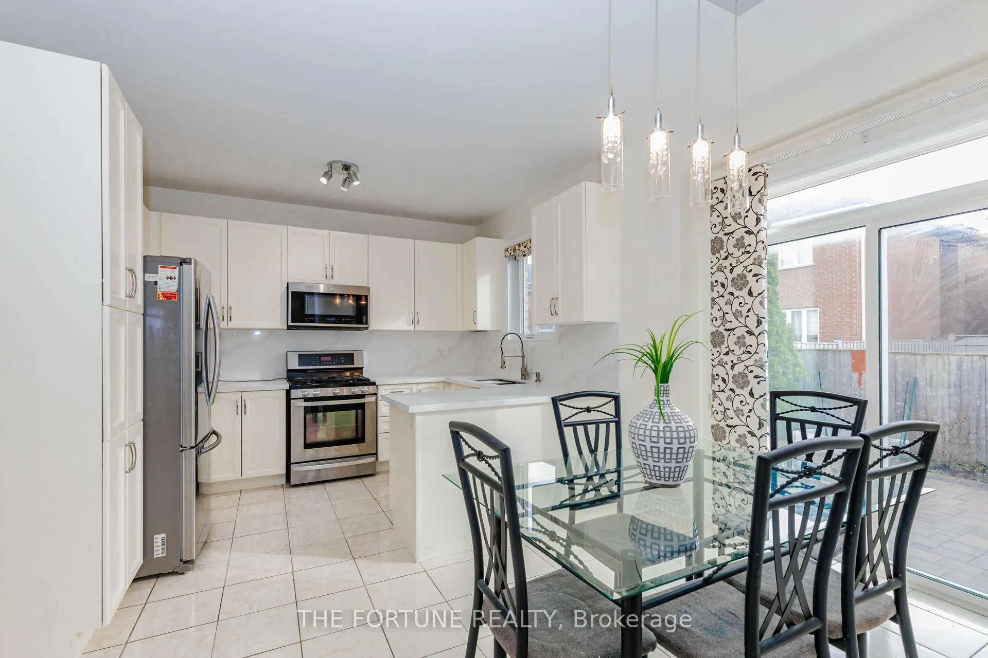 Photo 13 of 16 Haviland Circle, Brampton, Sandringham-Wellington — HOMEH