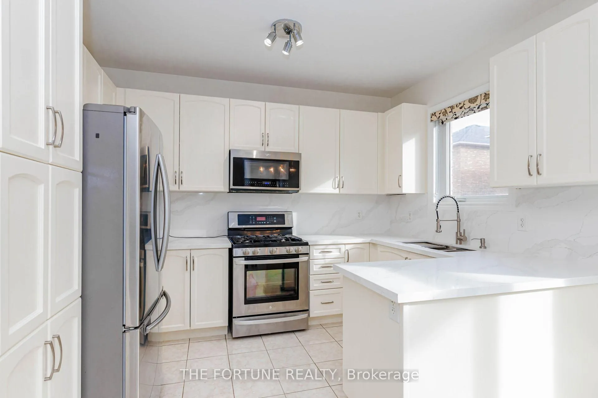 Photo 15 of 16 Haviland Circle, Brampton, Sandringham-Wellington — HOMEH