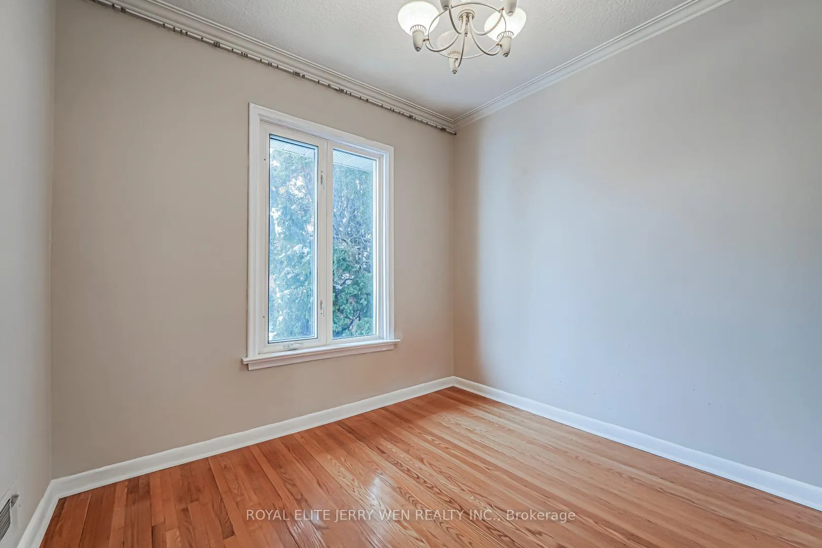 Photo 2 of Unit Upper, 12 North Heights Road, Etobicoke, Princess-Rosethorn — HOMEH