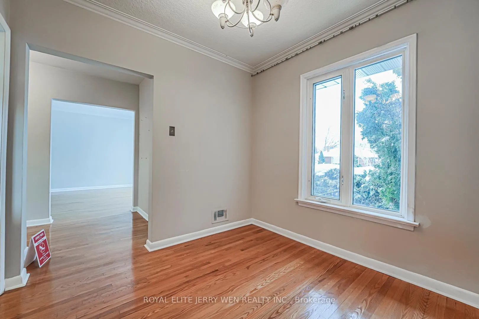 Photo 3 of Unit Upper, 12 North Heights Road, Etobicoke, Princess-Rosethorn — HOMEH