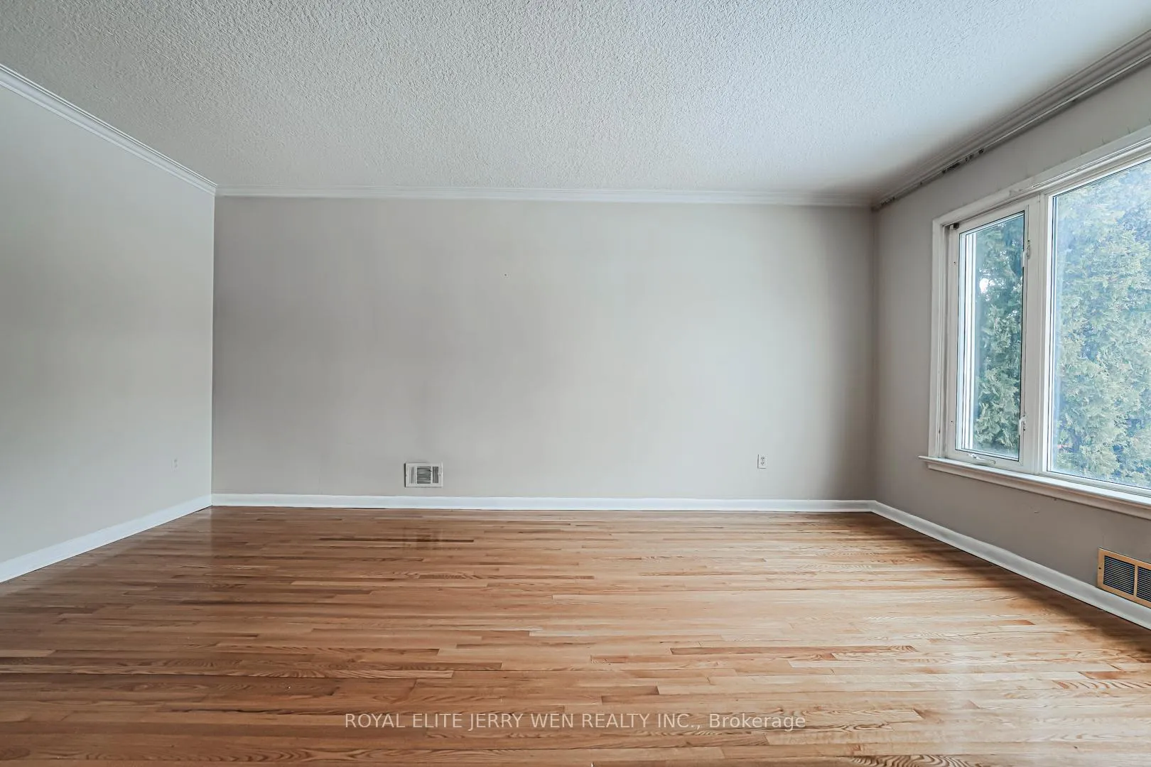 Photo 4 of Unit Upper, 12 North Heights Road, Etobicoke, Princess-Rosethorn — HOMEH