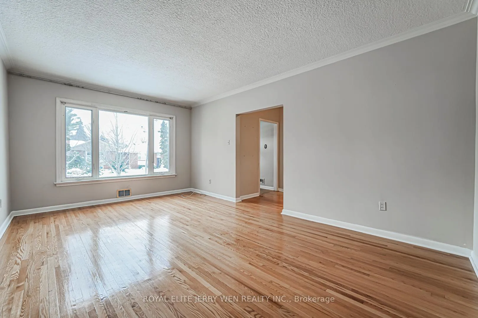 Photo 5 of Unit Upper, 12 North Heights Road, Etobicoke, Princess-Rosethorn — HOMEH