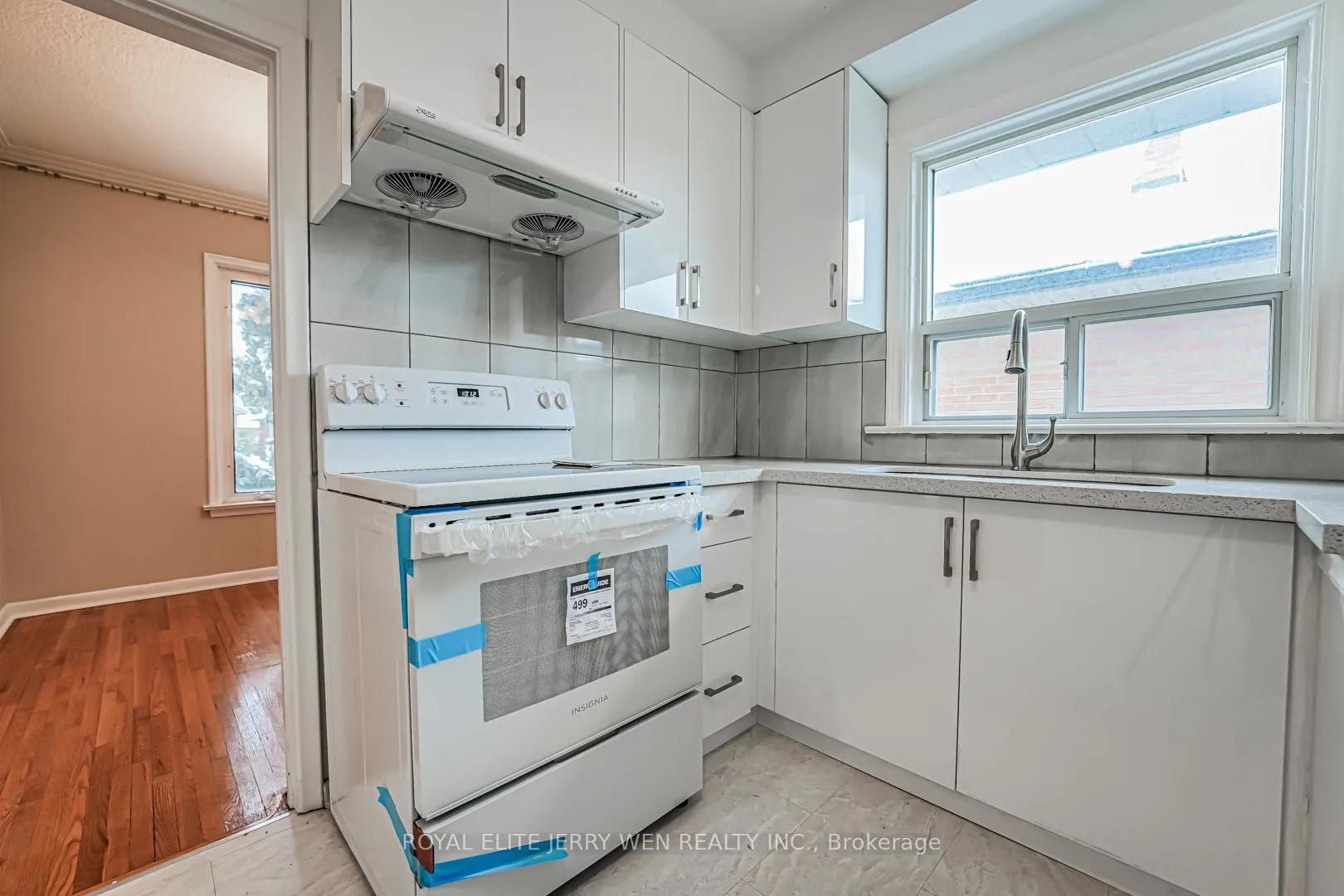 Photo 9 of Unit Upper, 12 North Heights Road, Etobicoke, Princess-Rosethorn — HOMEH