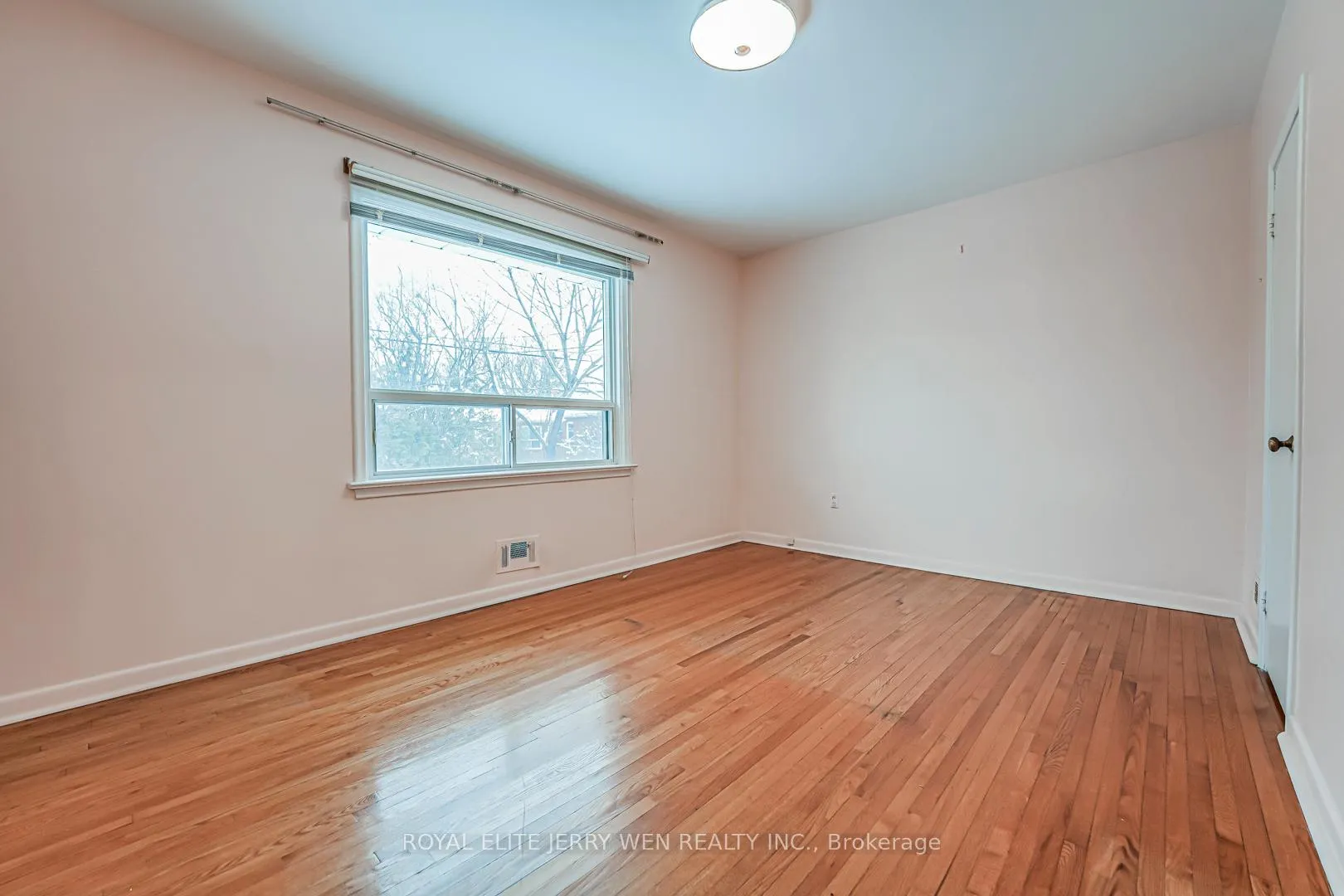 Photo 12 of Unit Upper, 12 North Heights Road, Etobicoke, Princess-Rosethorn — HOMEH