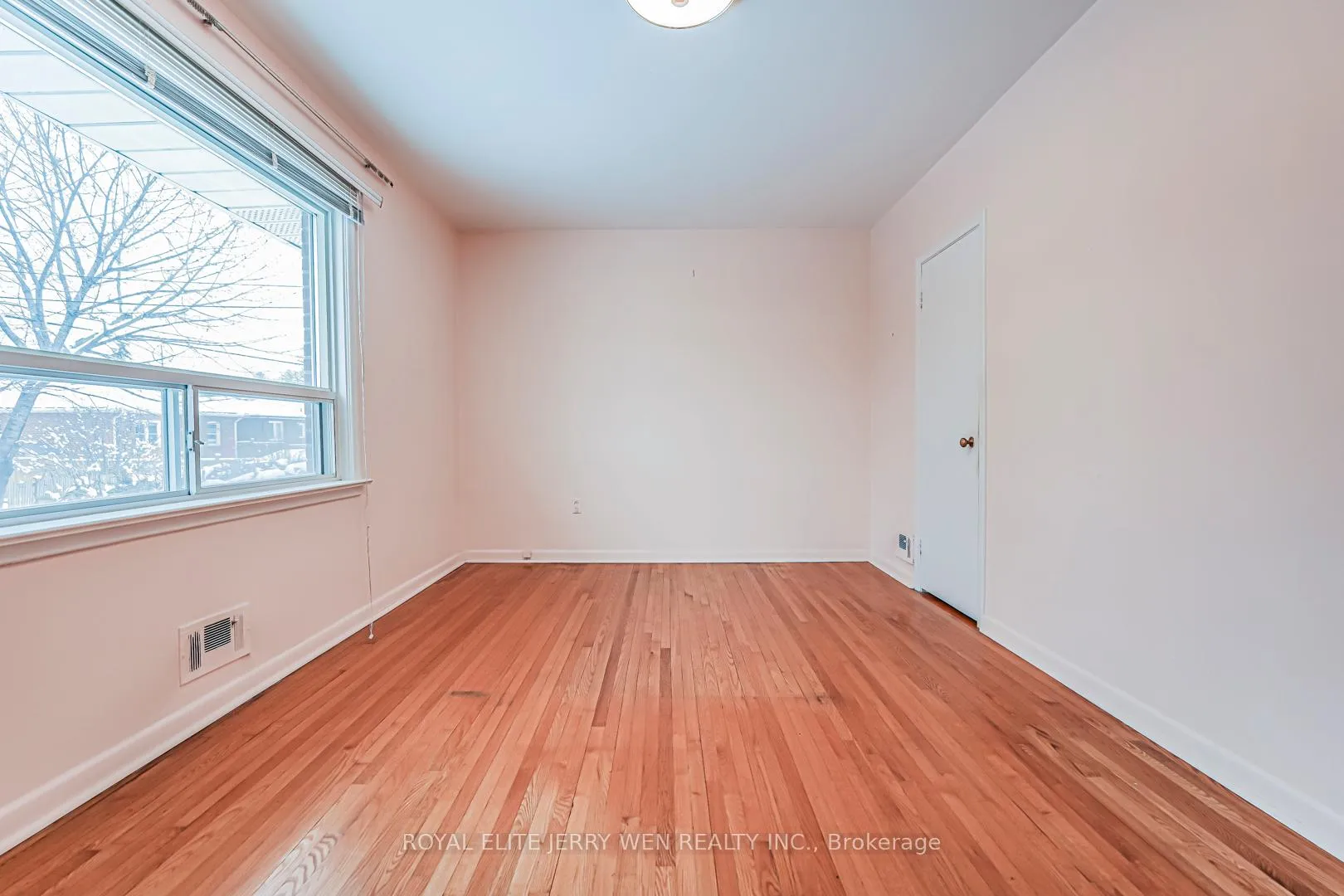 Photo 13 of Unit Upper, 12 North Heights Road, Etobicoke, Princess-Rosethorn — HOMEH