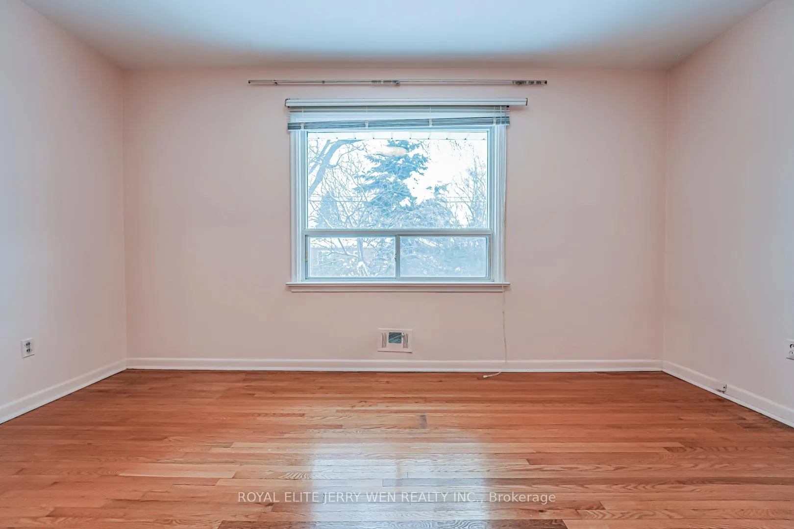 Photo 14 of Unit Upper, 12 North Heights Road, Etobicoke, Princess-Rosethorn — HOMEH