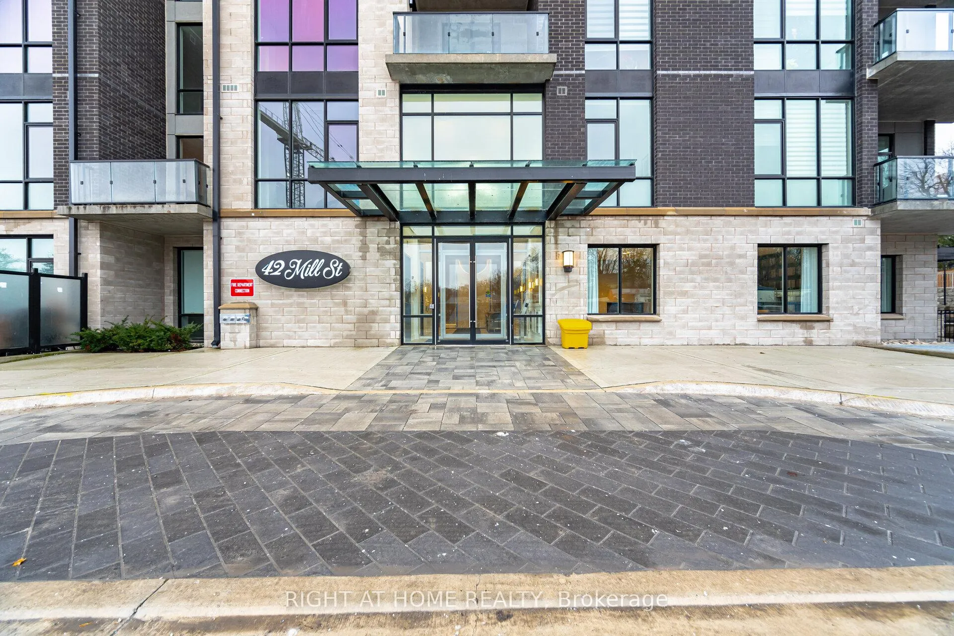 Photo 3 of Unit 105, 42 Mill Street, Halton Hills, Georgetown — HOMEH