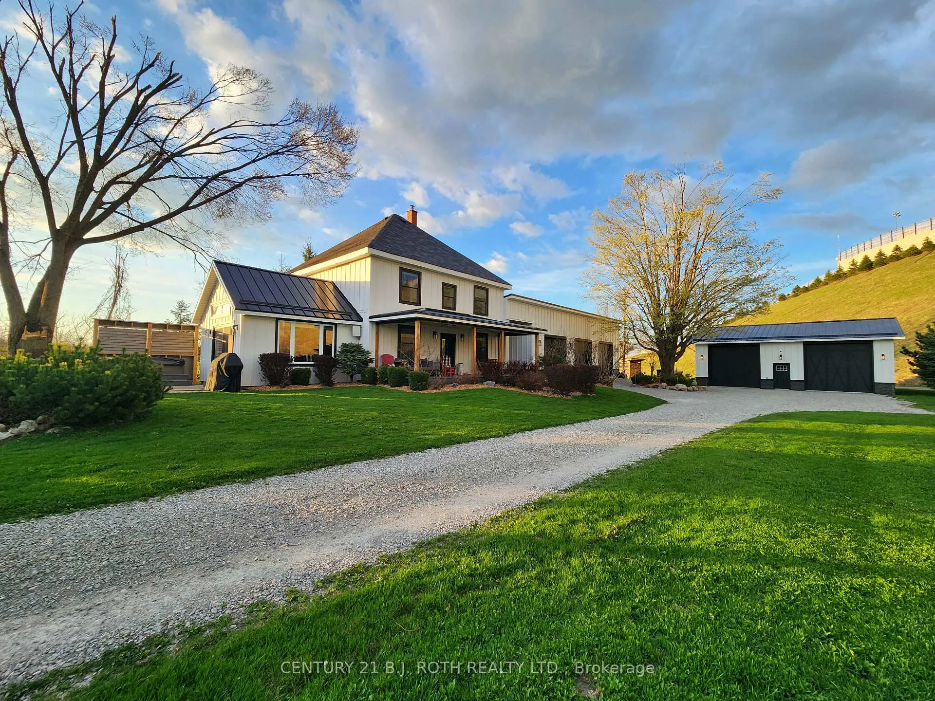 Photo 2 of 4885 6 Line N, Oro-Medonte, Moonstone — HOMEH