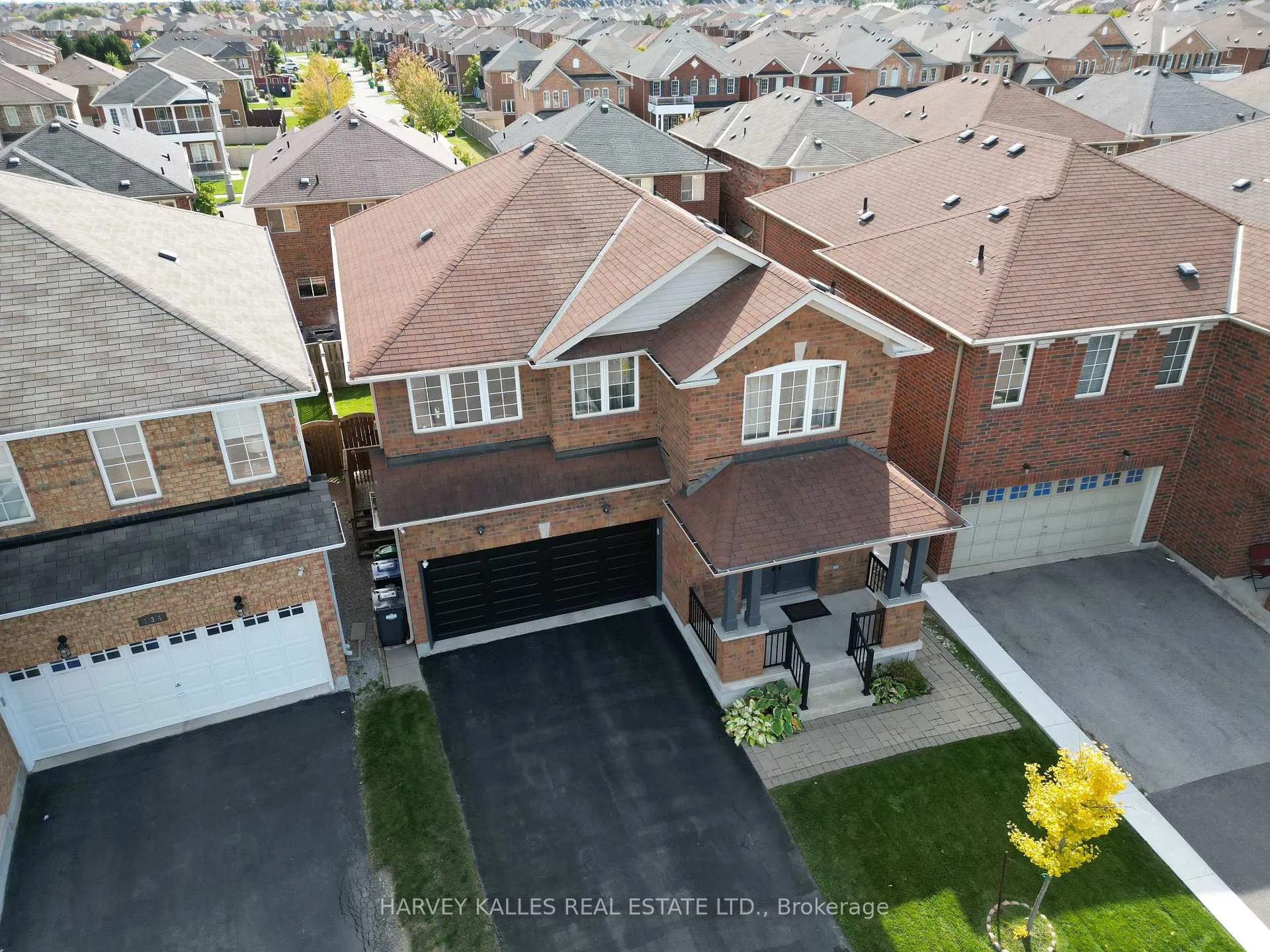 Photo 4 of 136 Degrassi Cove Circle, Brampton, Credit Valley — HOMEH