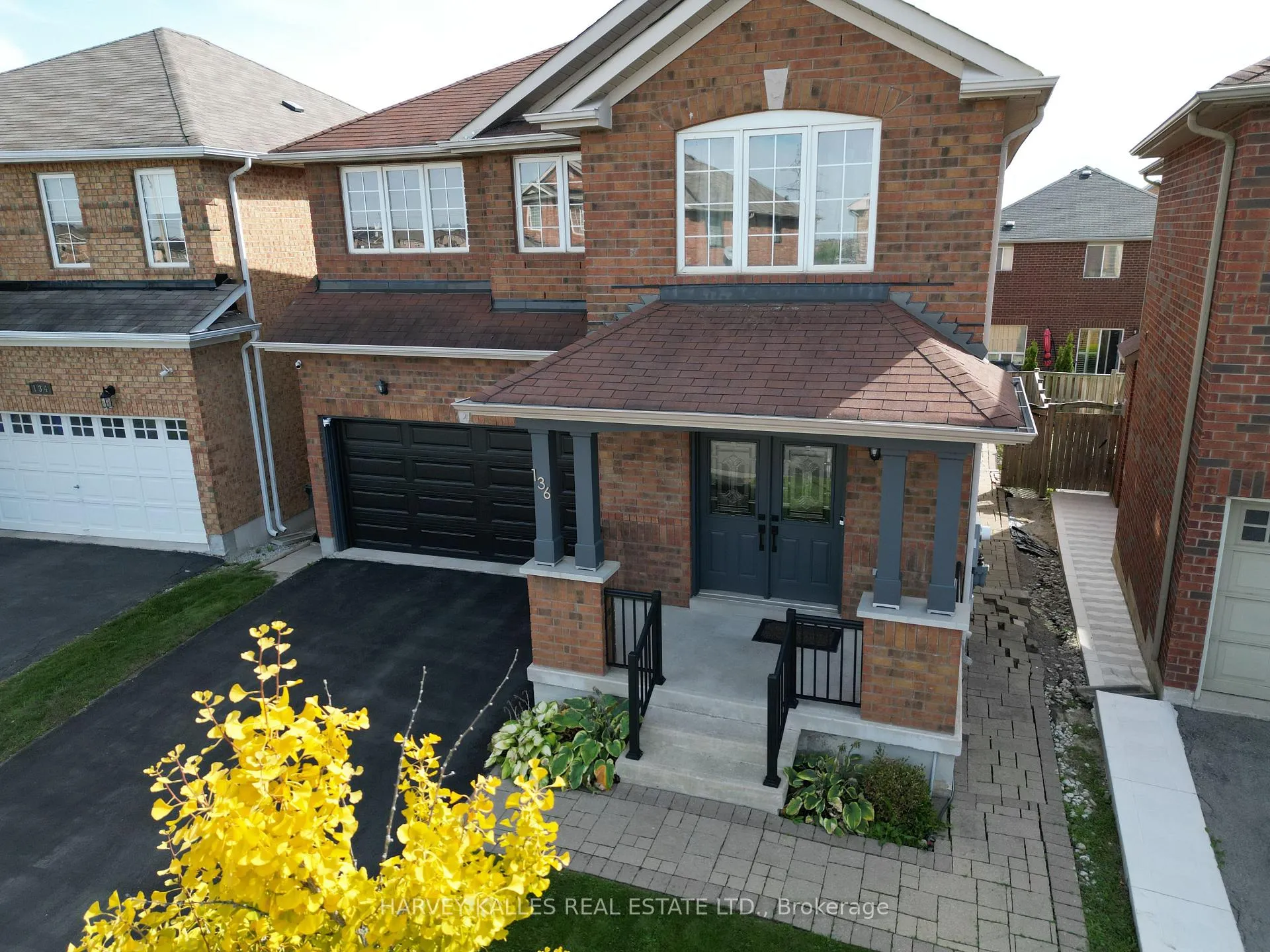 Photo 5 of 136 Degrassi Cove Circle, Brampton, Credit Valley — HOMEH