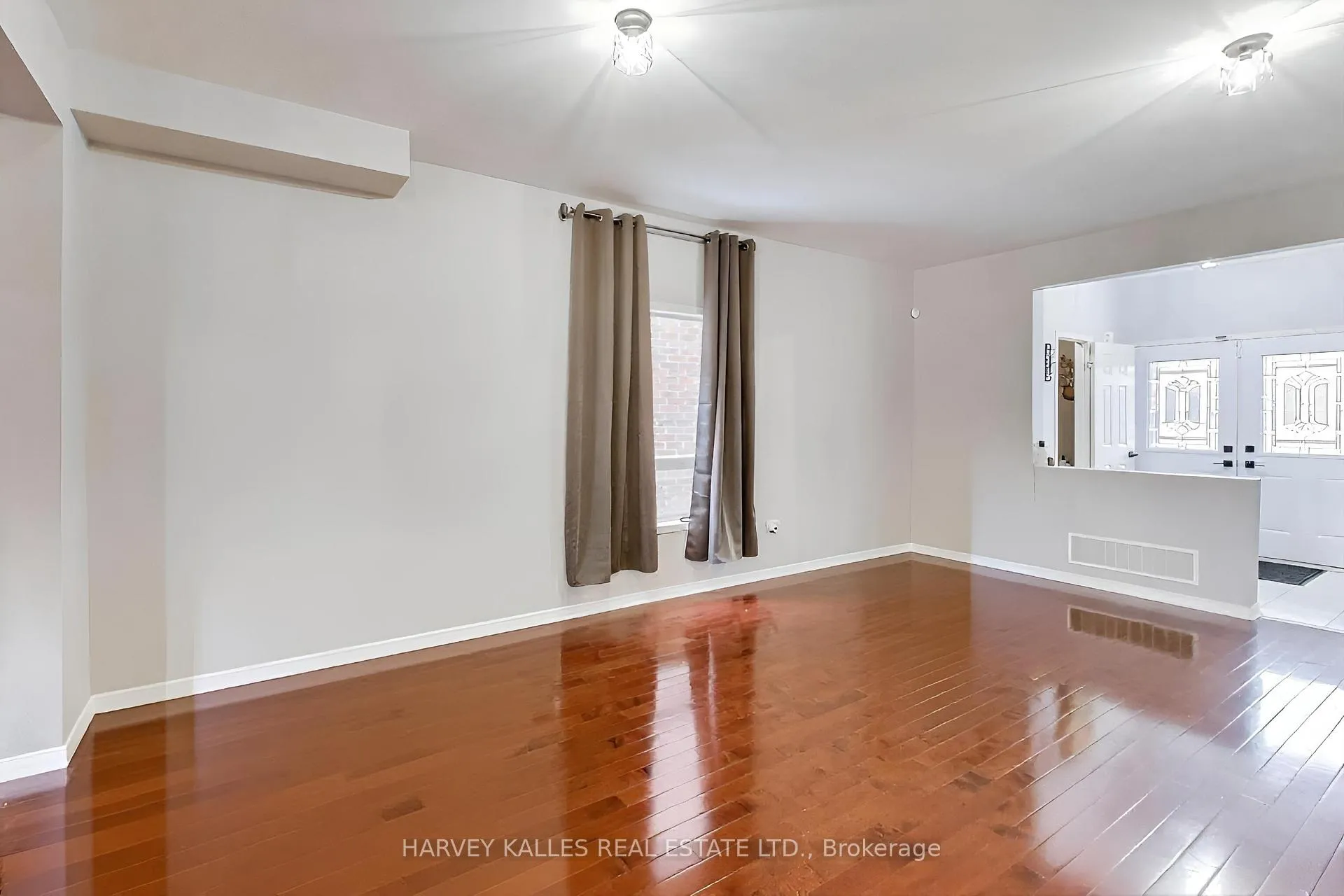 Photo 6 of 136 Degrassi Cove Circle, Brampton, Credit Valley — HOMEH