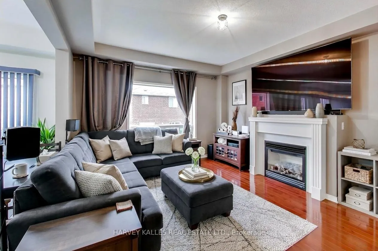 Photo 8 of 136 Degrassi Cove Circle, Brampton, Credit Valley — HOMEH
