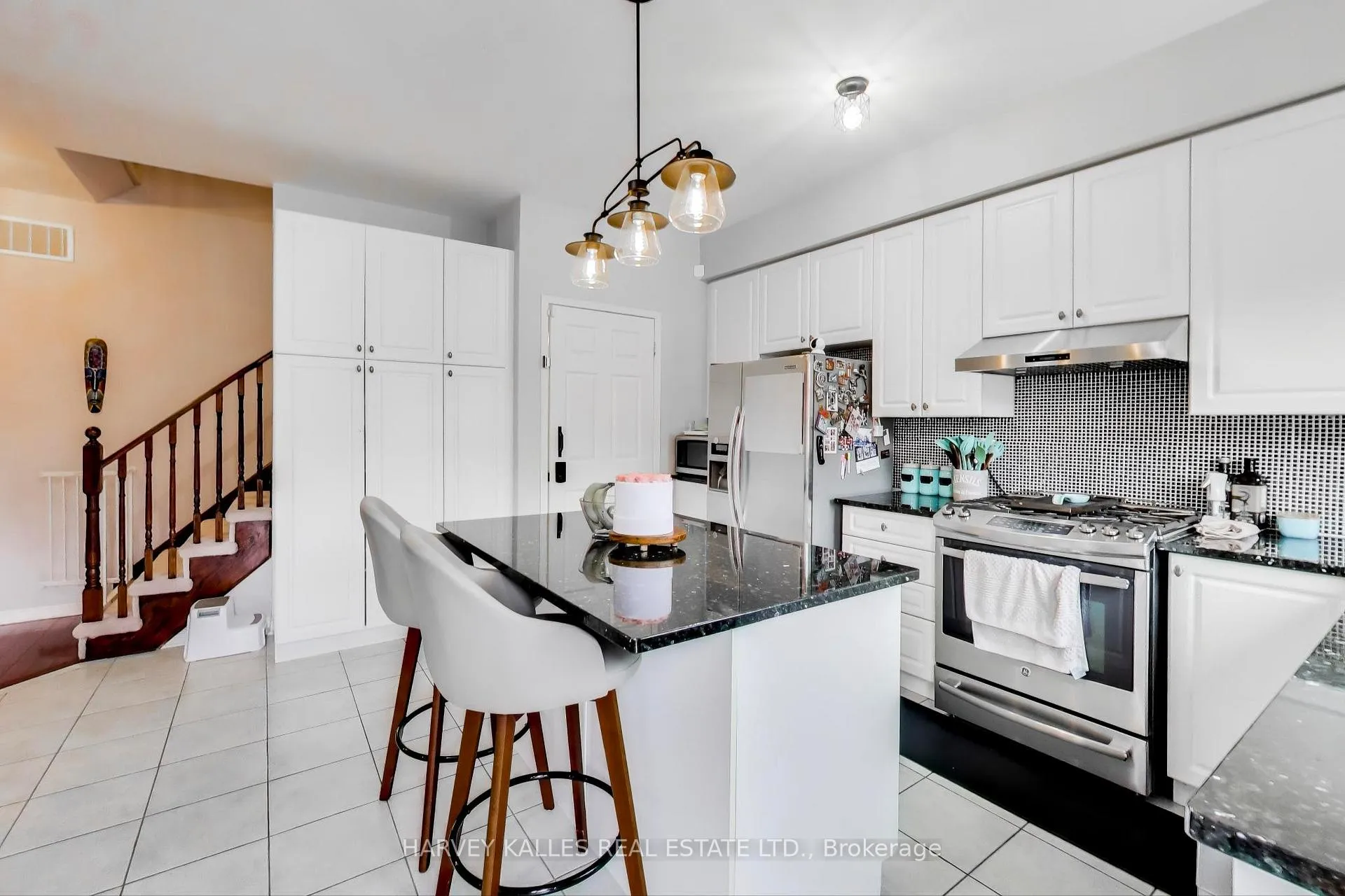 Photo 9 of 136 Degrassi Cove Circle, Brampton, Credit Valley — HOMEH