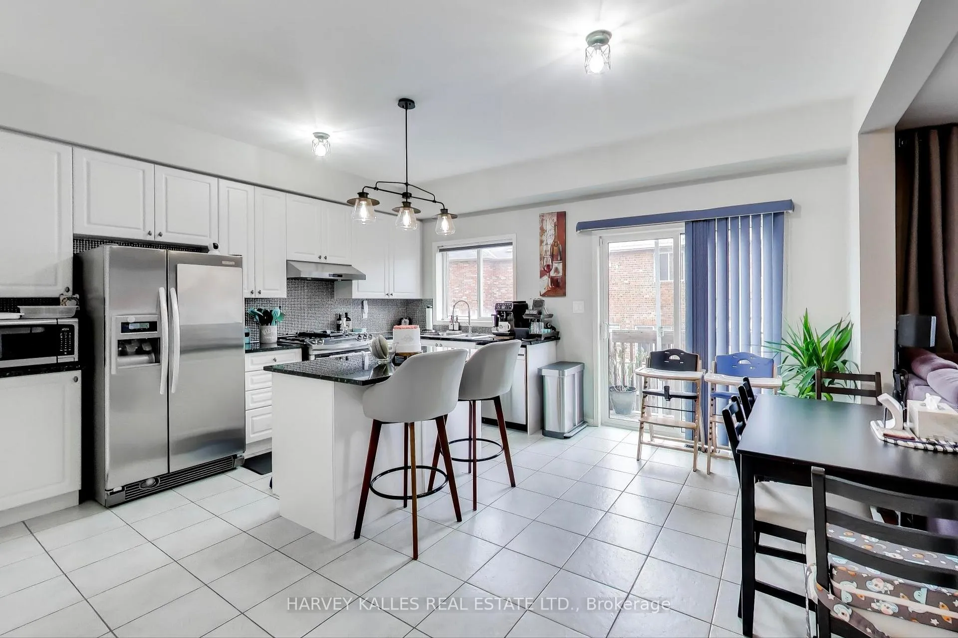 Photo 10 of 136 Degrassi Cove Circle, Brampton, Credit Valley — HOMEH