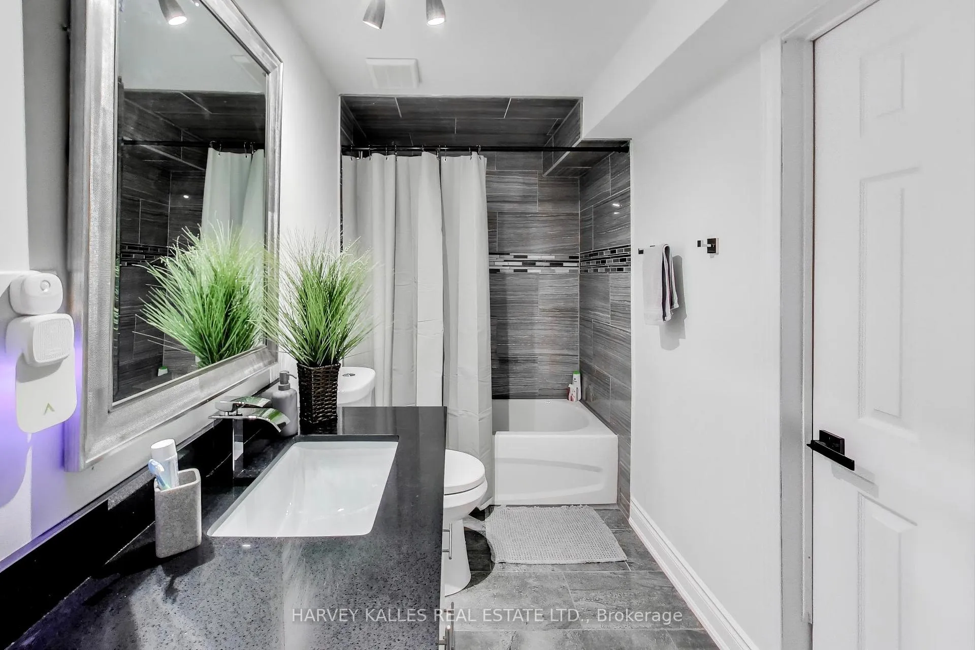Photo 21 of 136 Degrassi Cove Circle, Brampton, Credit Valley — HOMEH