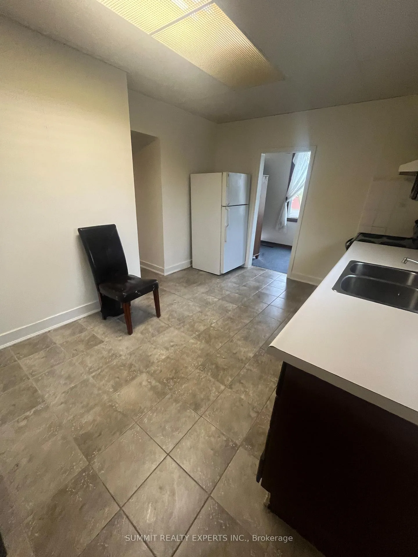 Photo 2 of Unit 2, 32 Lakeview Drive, Hamilton, Stoney Creek — HOMEH
