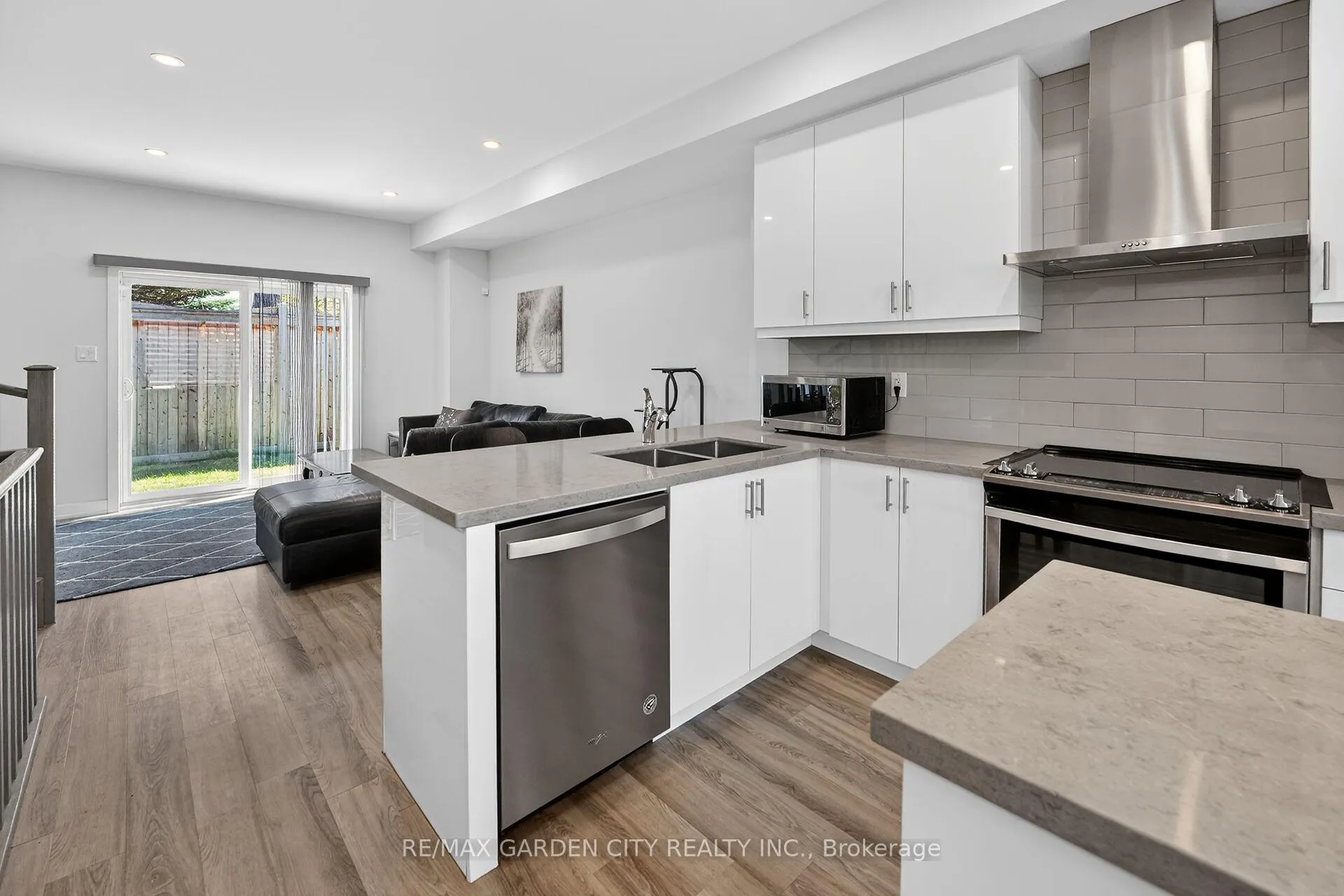 Photo 8 of 4 Munay Lane, Hamilton, Ancaster — HOMEH