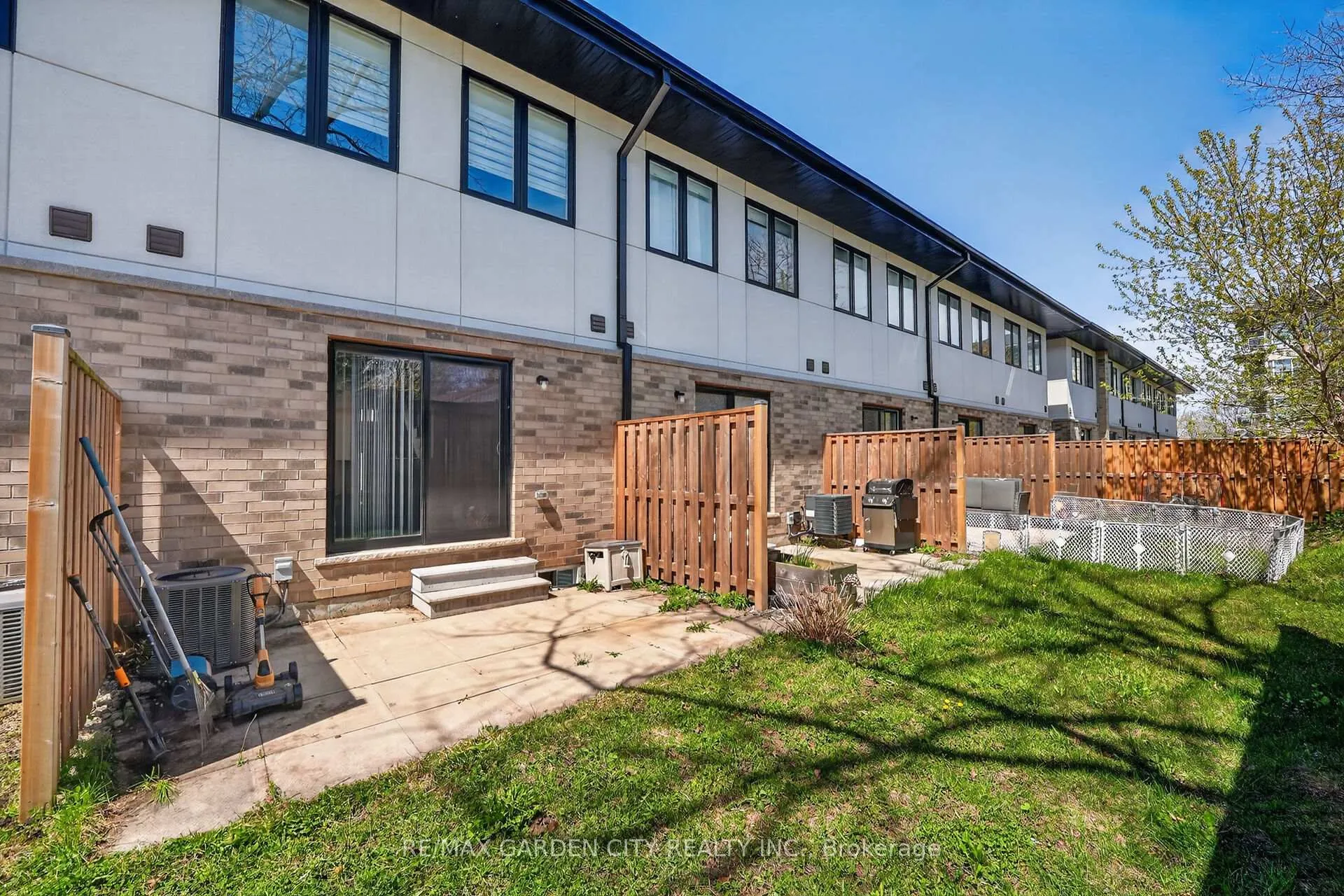 Photo 27 of 4 Munay Lane, Hamilton, Ancaster — HOMEH
