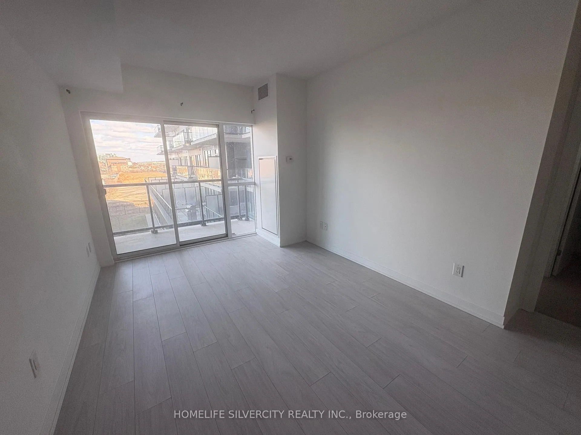 Photo 4 of Unit 312, 550 North Service Road, Grimsby, Grimsby Beach — HOMEH