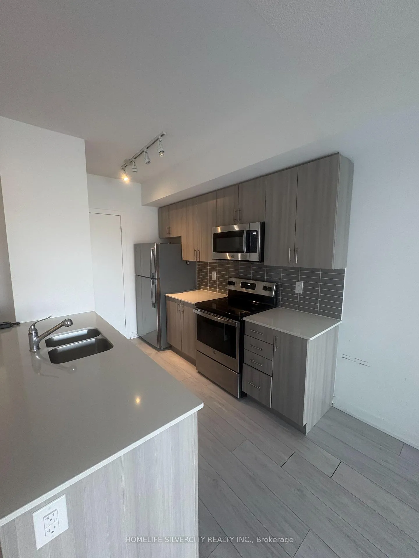Photo 6 of Unit 312, 550 North Service Road, Grimsby, Grimsby Beach — HOMEH