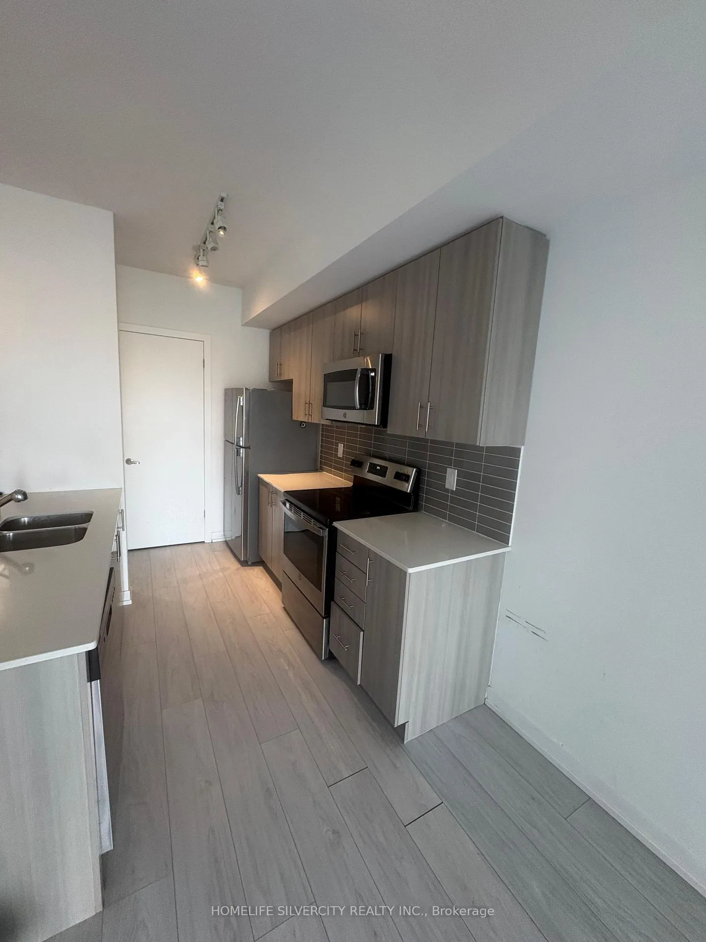 Photo 7 of Unit 312, 550 North Service Road, Grimsby, Grimsby Beach — HOMEH