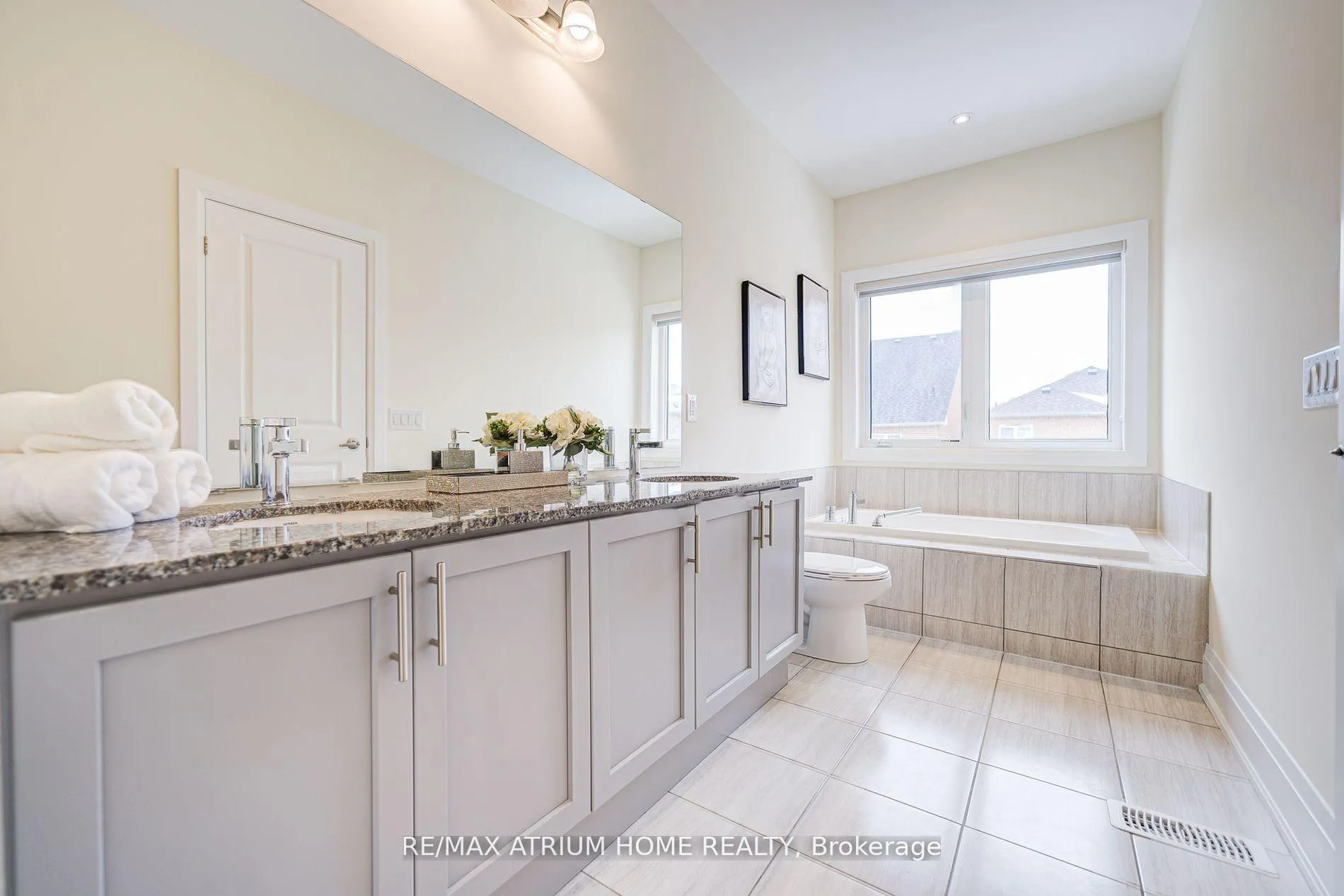 Photo 26 of 90 Hesperus Road, Vaughan, Patterson — HOMEH