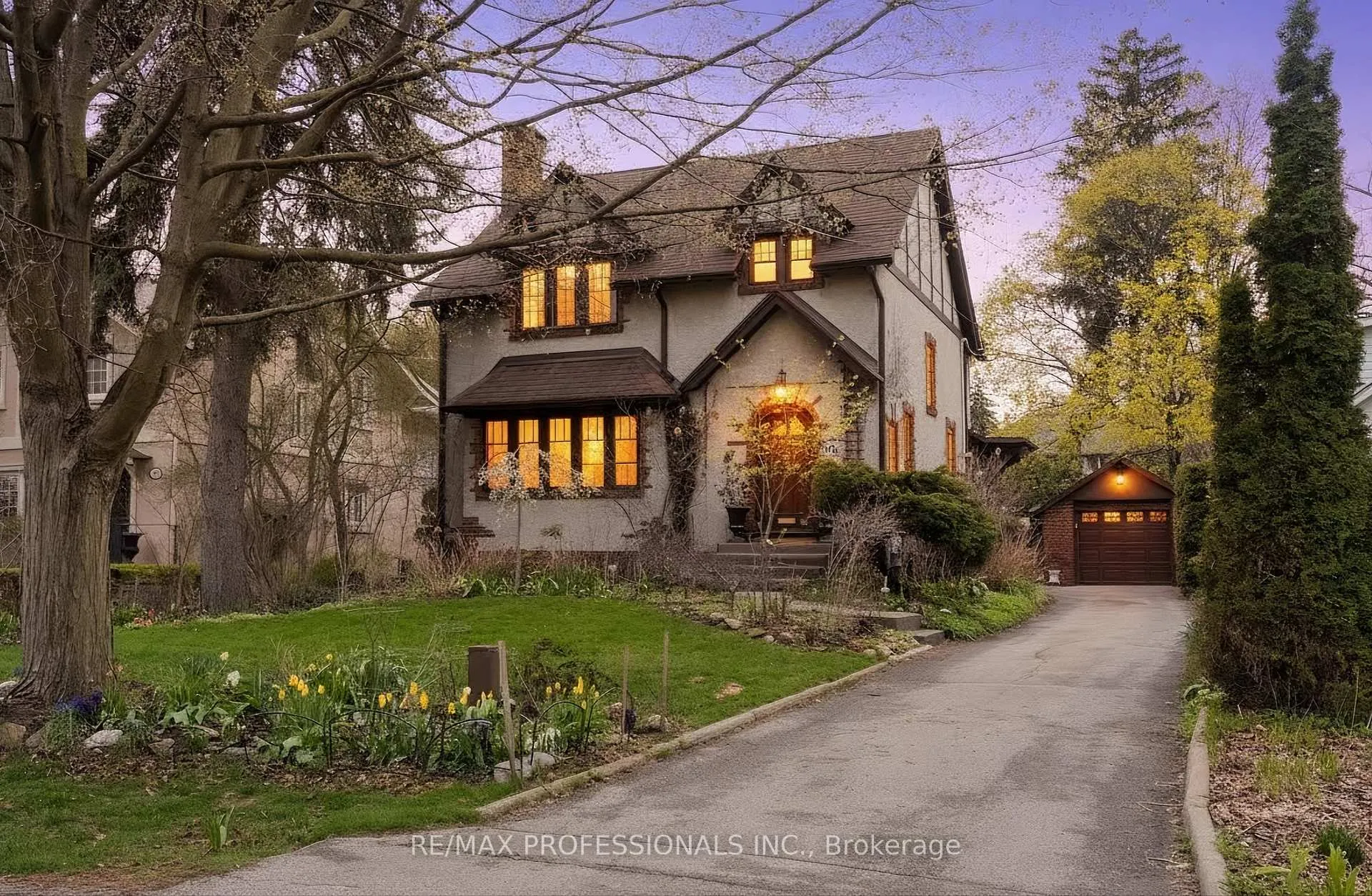 Photo 2 of 60 Burnhamthorpe Crescent, Etobicoke, Islington-City Centre West — HOMEH