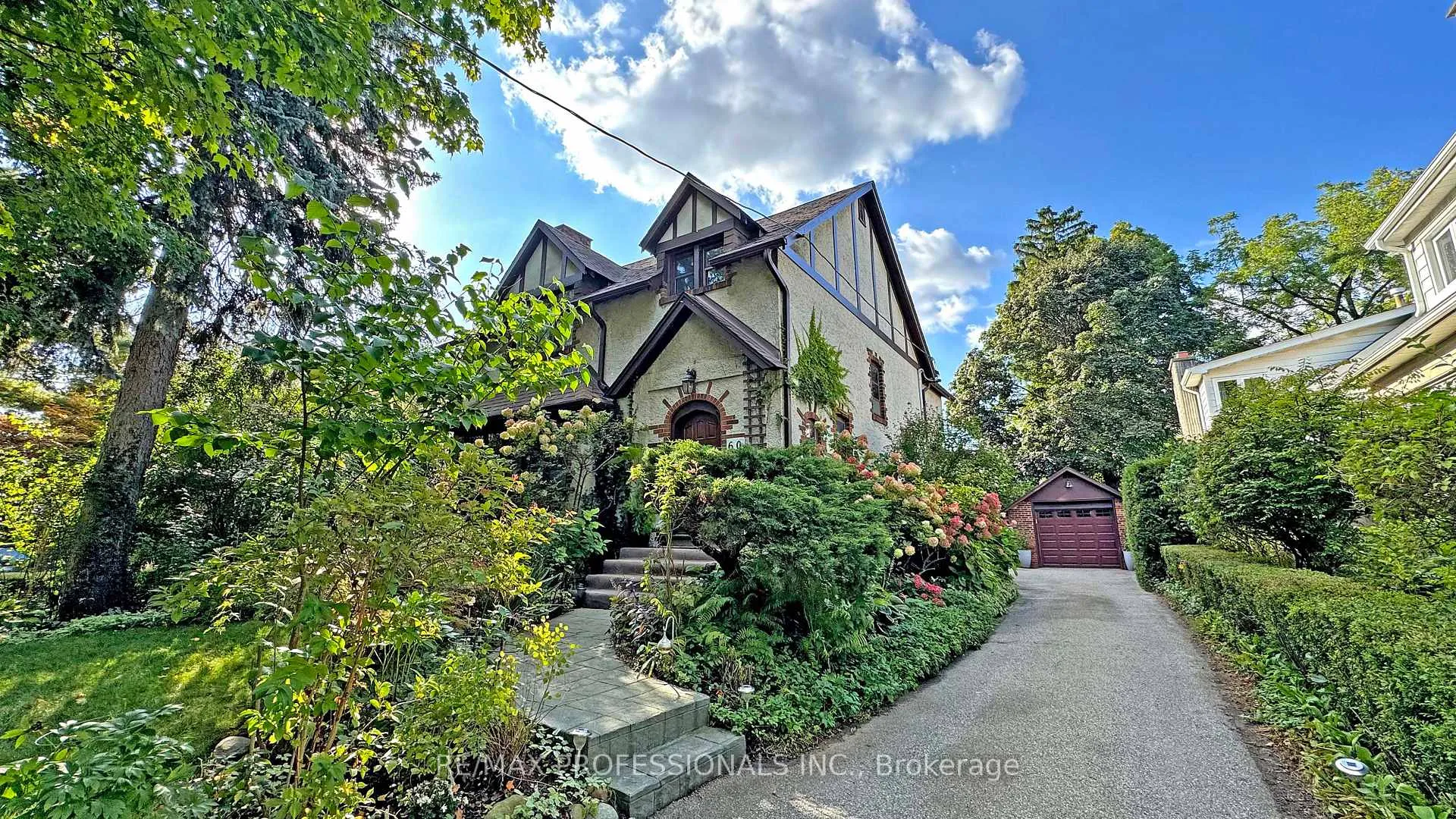 Photo 4 of 60 Burnhamthorpe Crescent, Etobicoke, Islington-City Centre West — HOMEH
